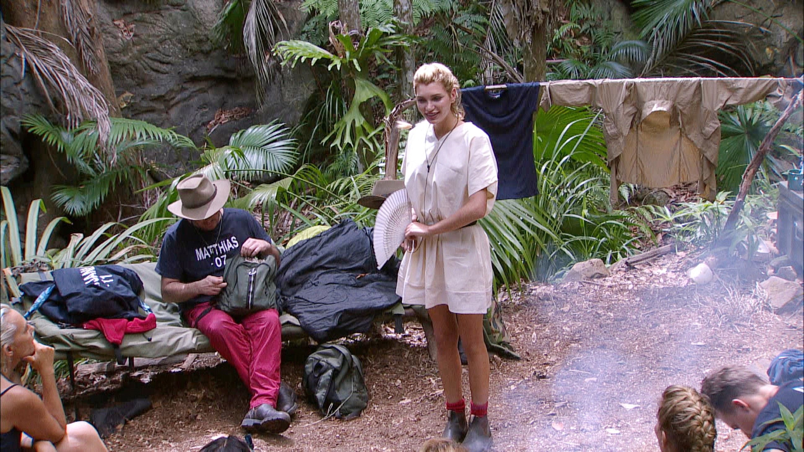 Tag 6 im Camp. Giuliana Farfalla verkündet ihren Mitcampern das sie freiwillig das Camp verlässt. Die Verwendung des Materials der Mediengruppe RTL ist nur zur redaktionellen Berichterstattung im Zusammenhang mit der Sendung unter Angabe der Credits/Quellenangabe und Beachtung der unter http://kommunikation.mediengruppe-rtl.de genannten AGB erlaubt. 