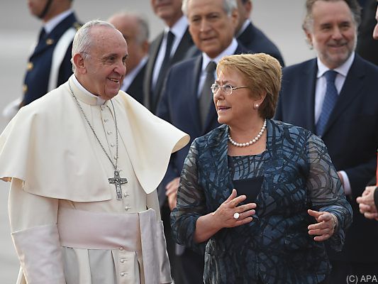 Franziskus wurde von Präsidentin Bachelet empfangen