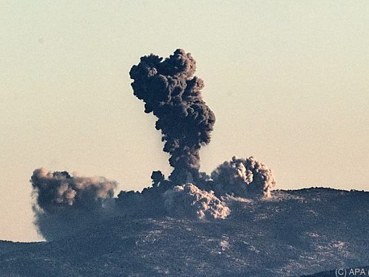 Über den bombardierten Gebieten steigt Rauch auf