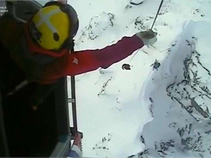 In Schottland mussten zwei Skifahrer aus einer gefährlichen Lage befreit werden.