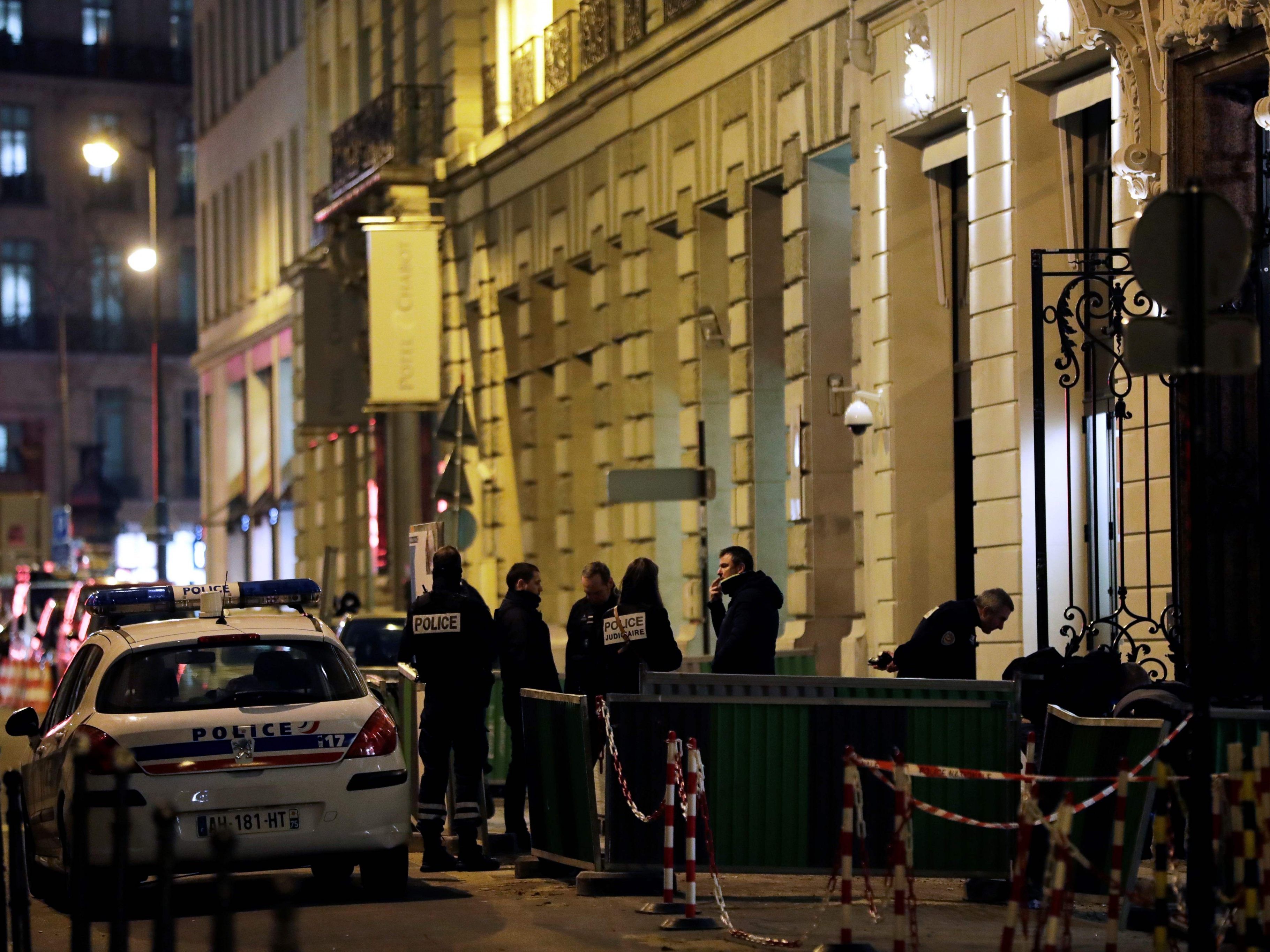 Innenminister Gérard Collomb teilte mit, drei Tatverdächtige seien von Polizisten festgenommen worden.