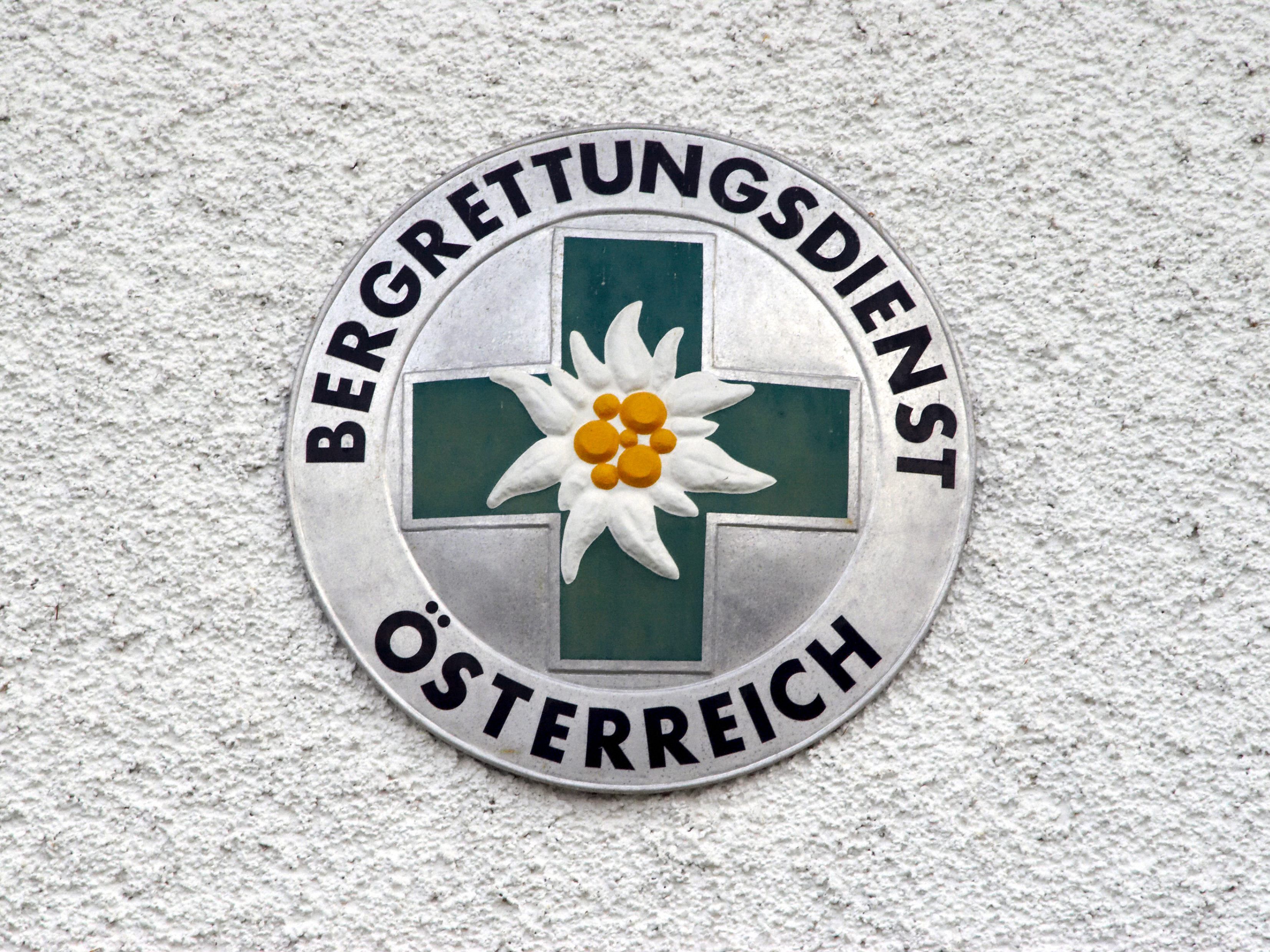 Sieben Mann der Bergrettung kamen der 24-Jährigen zu Hilfe.