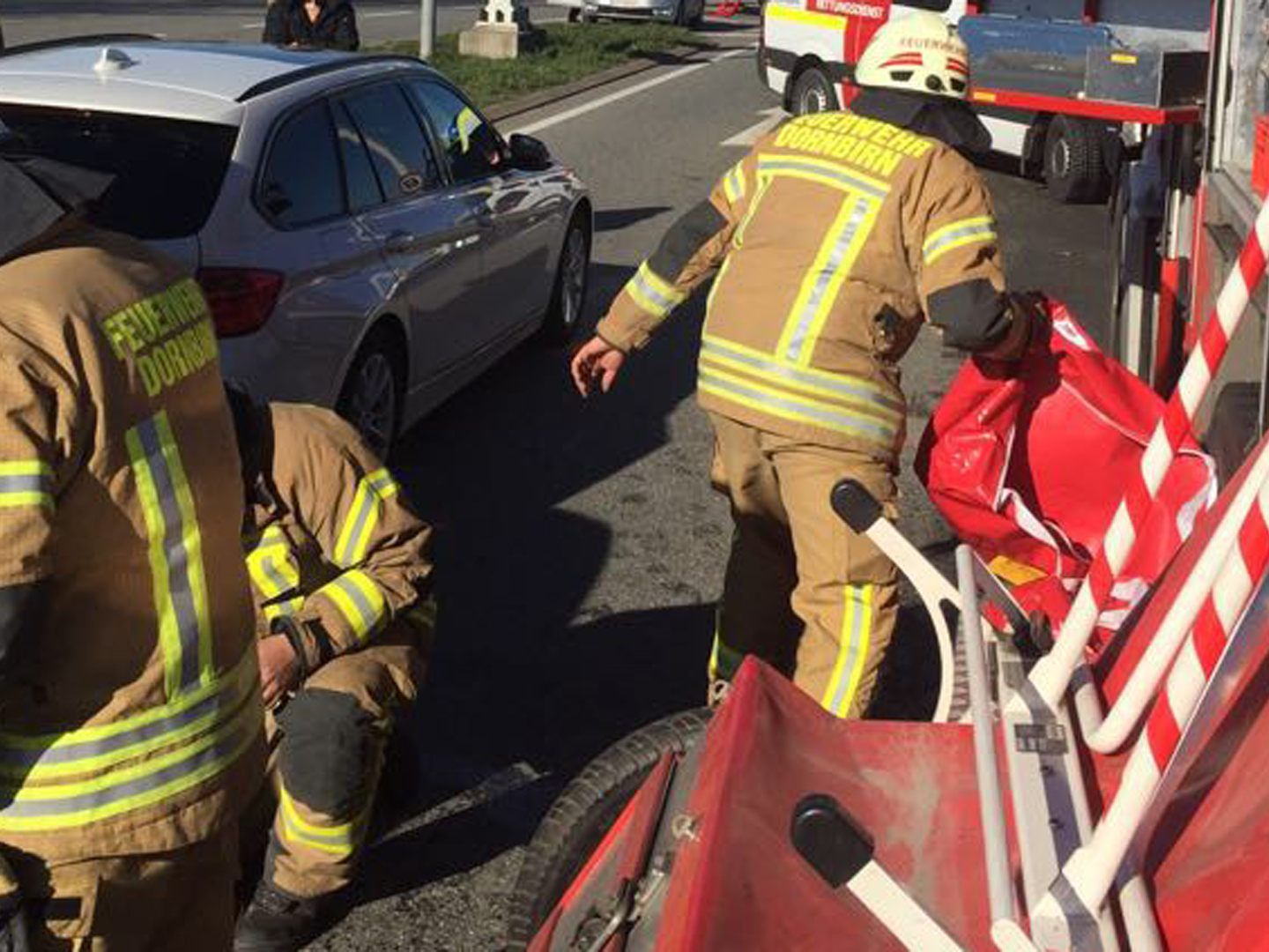 Zwei Personen wurden bei einem Unfall vor dem Kreisverkehr Dornbirn-Nord verletzt.