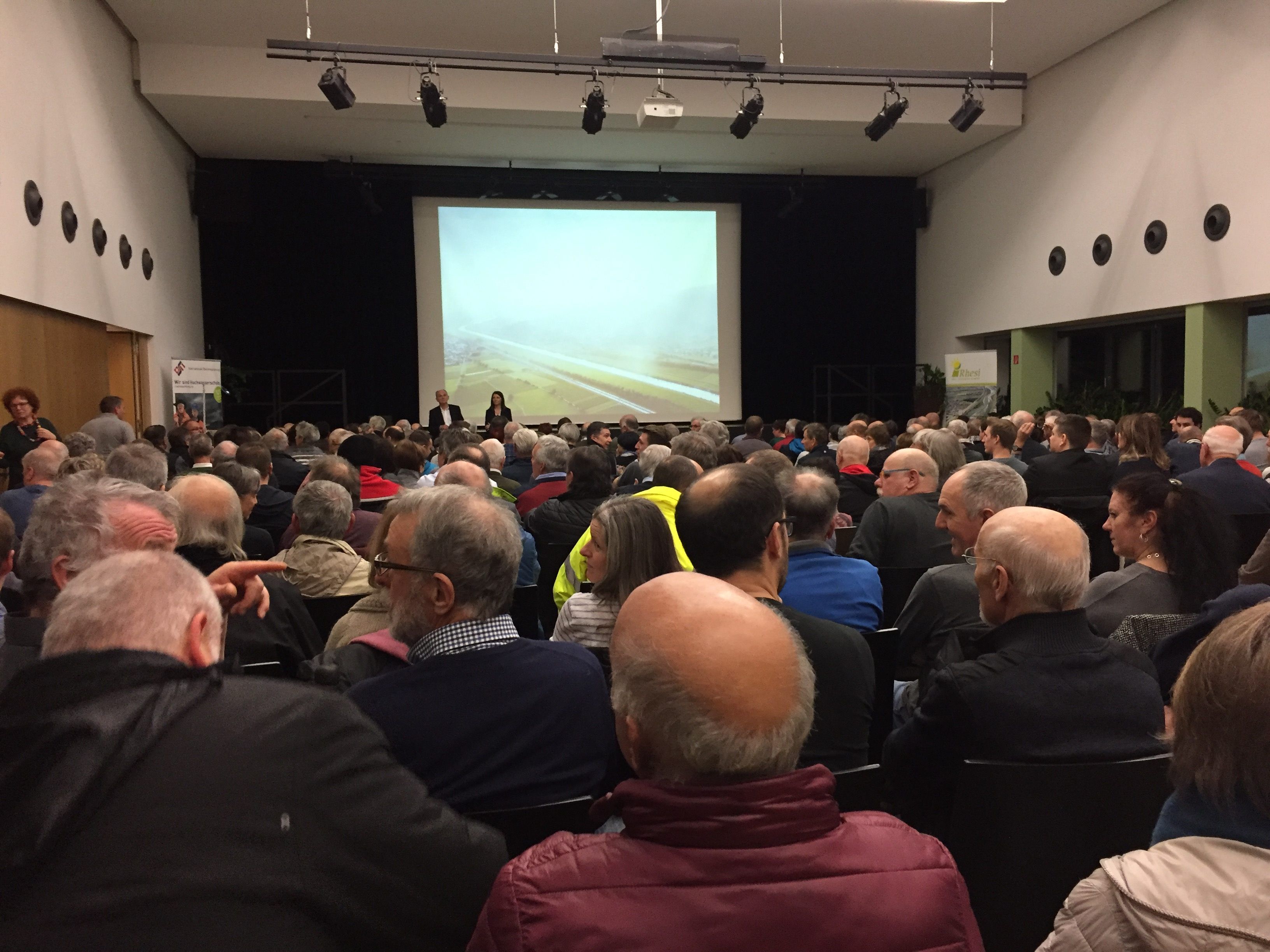 Bis auf den letzten Platz voll war der Gemeindesaal bei der Präsentation der Pläne des Porjekts Rhesi für das Koblacher Rheinufer.