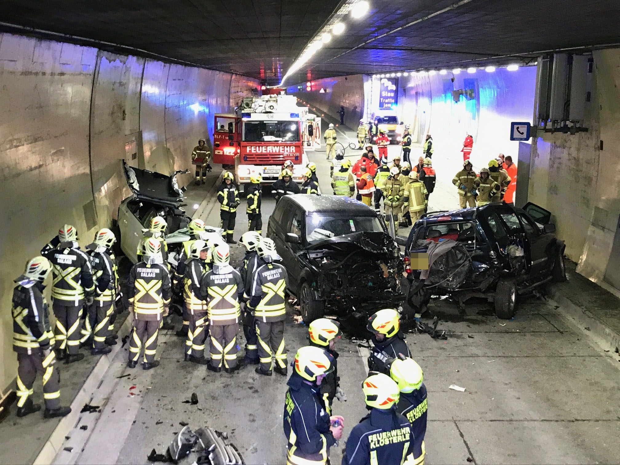 Schwere Unfall im Arlbergtunnel mit bis zu zehn Verletzten und mindestens drei zerstörten Fahrzeugen.