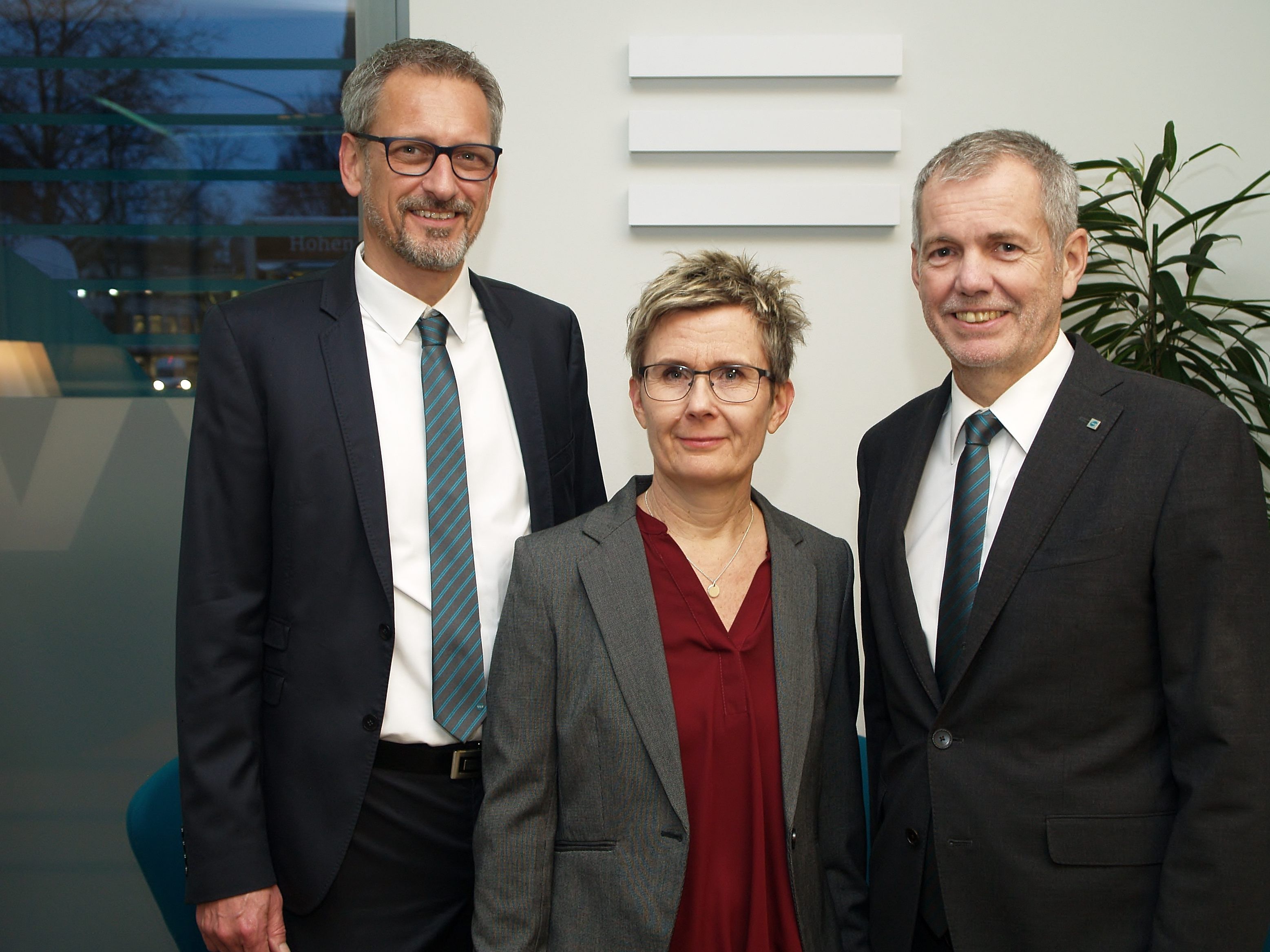 Vorstandsdirektor Robert Sturn (re.) mit Gebiertsleiter Werner Moosbrugger und Sabine Ronacher