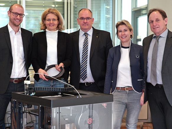 HWI-Lehrpersonen Alexander Berzler und Verena Fastenbauer, UBIT-Obmann Christian Bickel, UBIT-GF Sibylle Drexel, HAK Bregenz-Direktor Manfred Hämmerle.