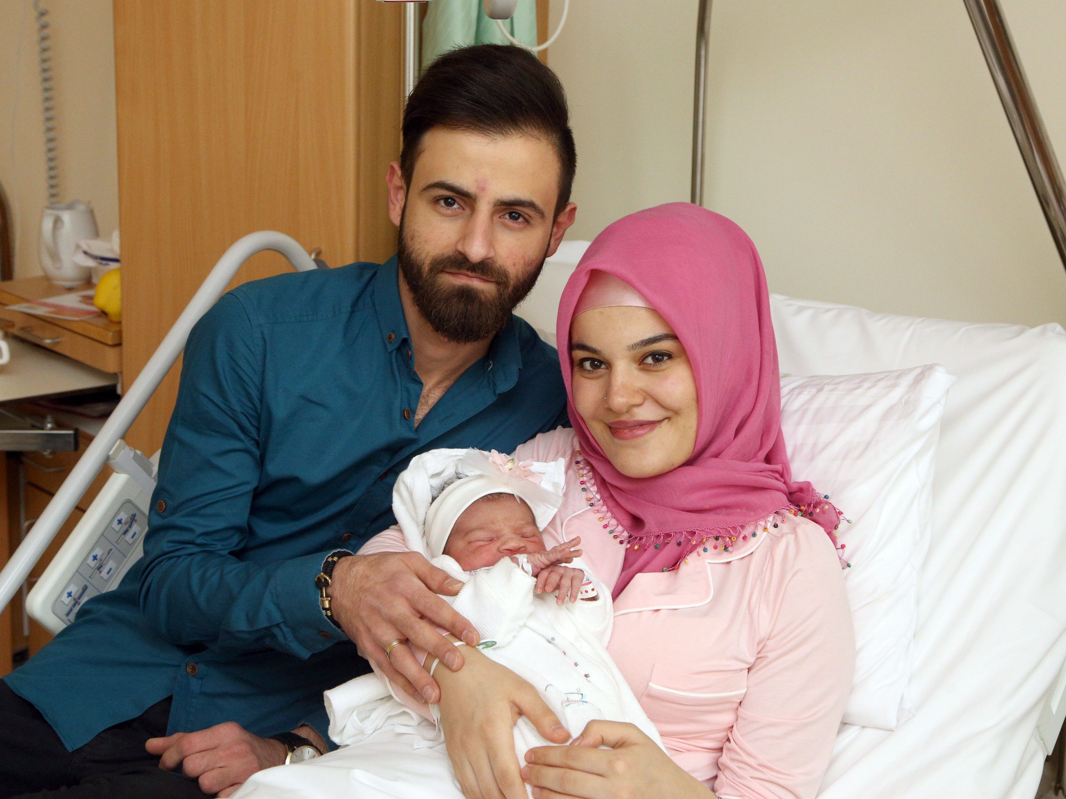 Das Wiener Neujahrsbaby samt glücklichen Eltern