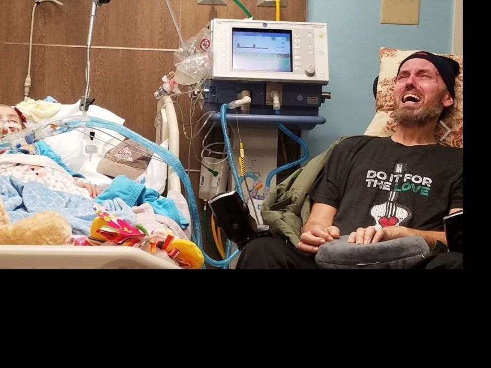 Todkranker Großvater weint bitterlich am Krankenbett seiner sterbenen Tochter.
