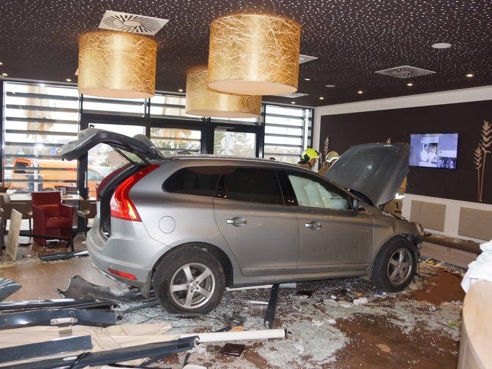 Das Auto krachte in die Spitalsbäckerei.