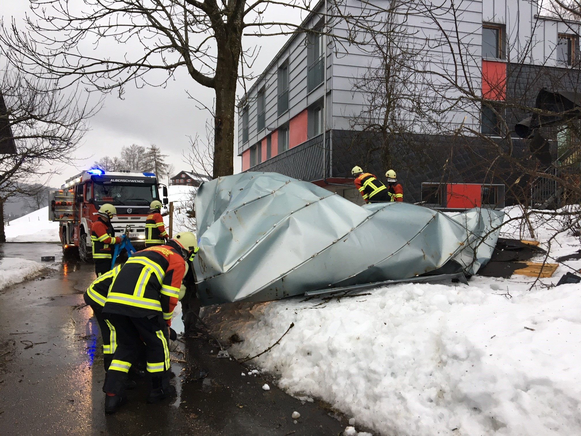In Alberschwende wurde ein Dach abgedeckt.