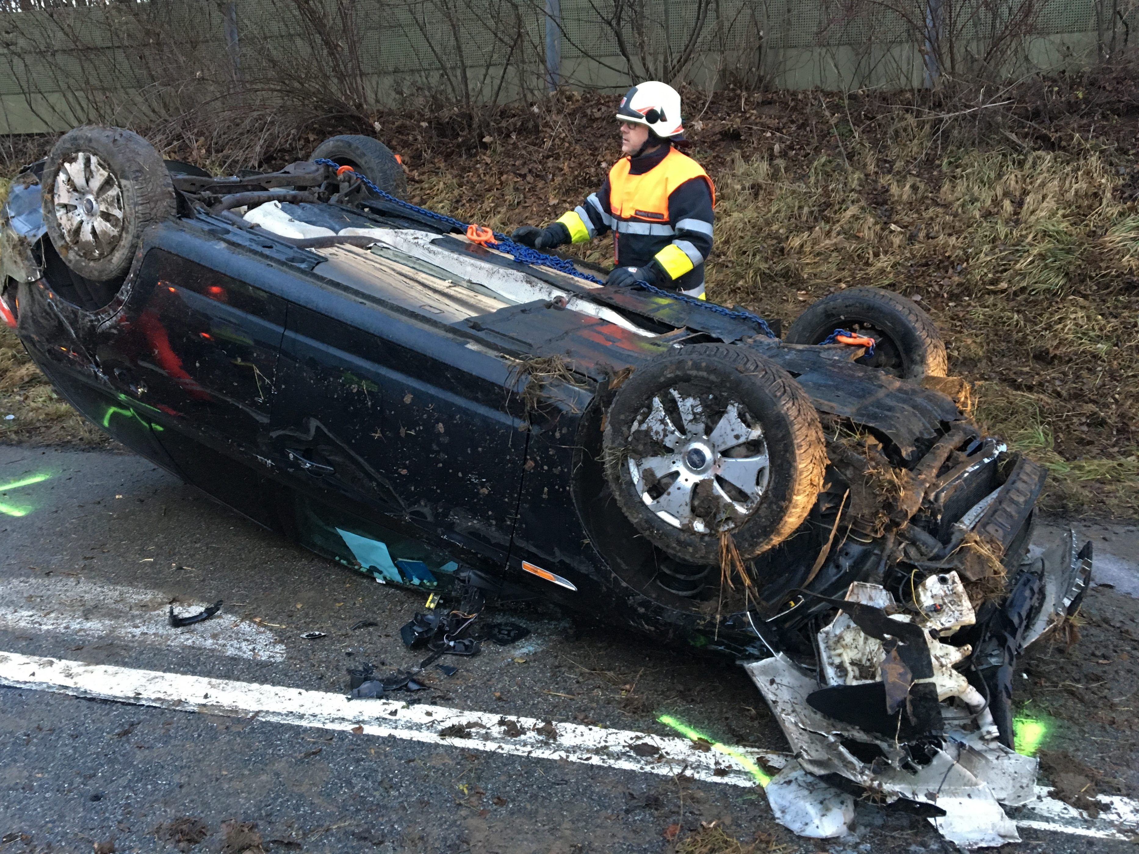 Nach einem UNfall auf der A 14 landete ein Pkw auf dem Dach.