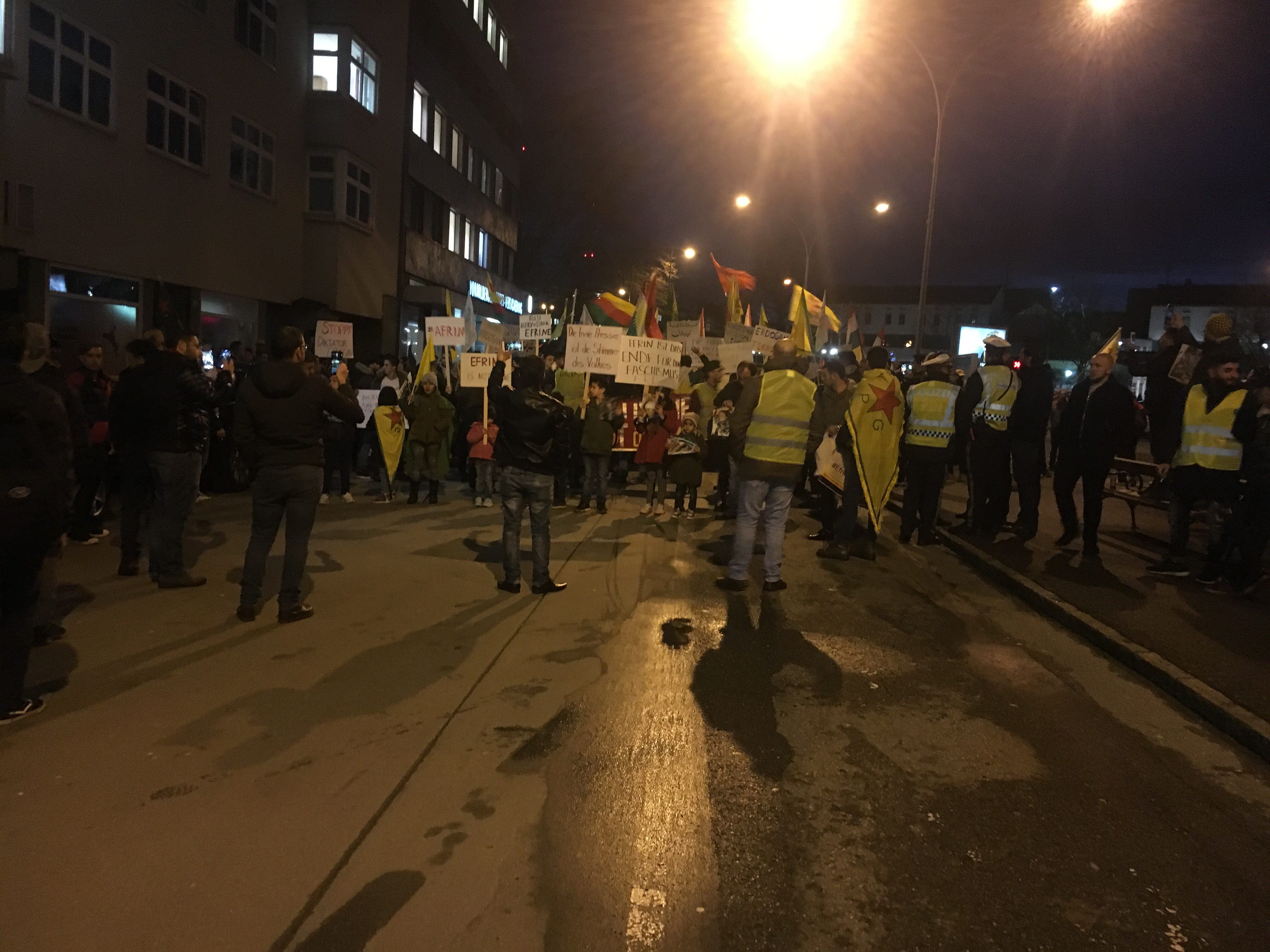 Etwa 150 Personen sind zur Demo gekommen.