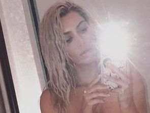 Sexy im Glitzer-Slip: Kim Kardashian.