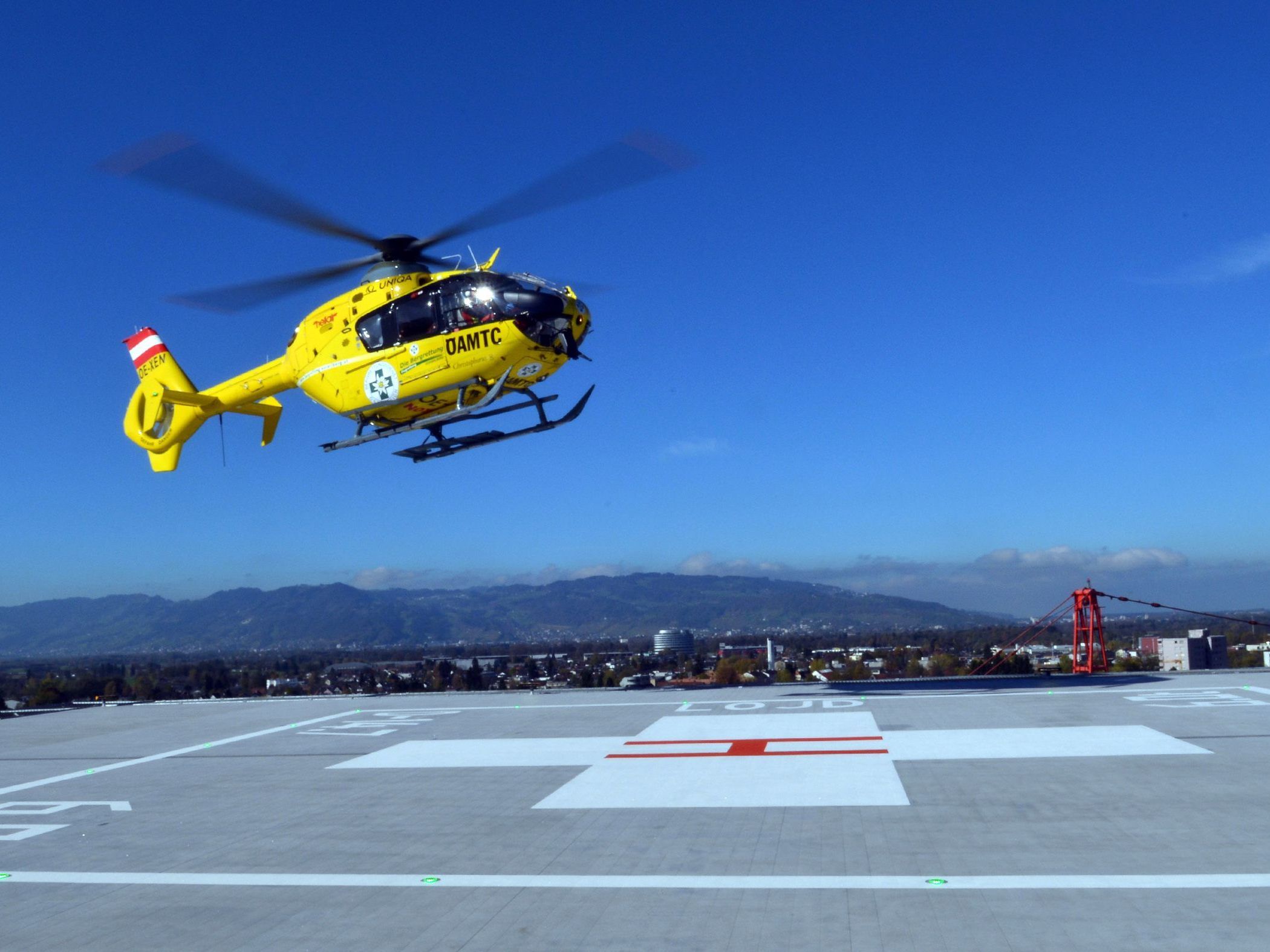 Zur Einweihung am 31.Oktober 2017 landete erstmals ein Hubschrauber auf dem Krankenhaus in Dornbirn.