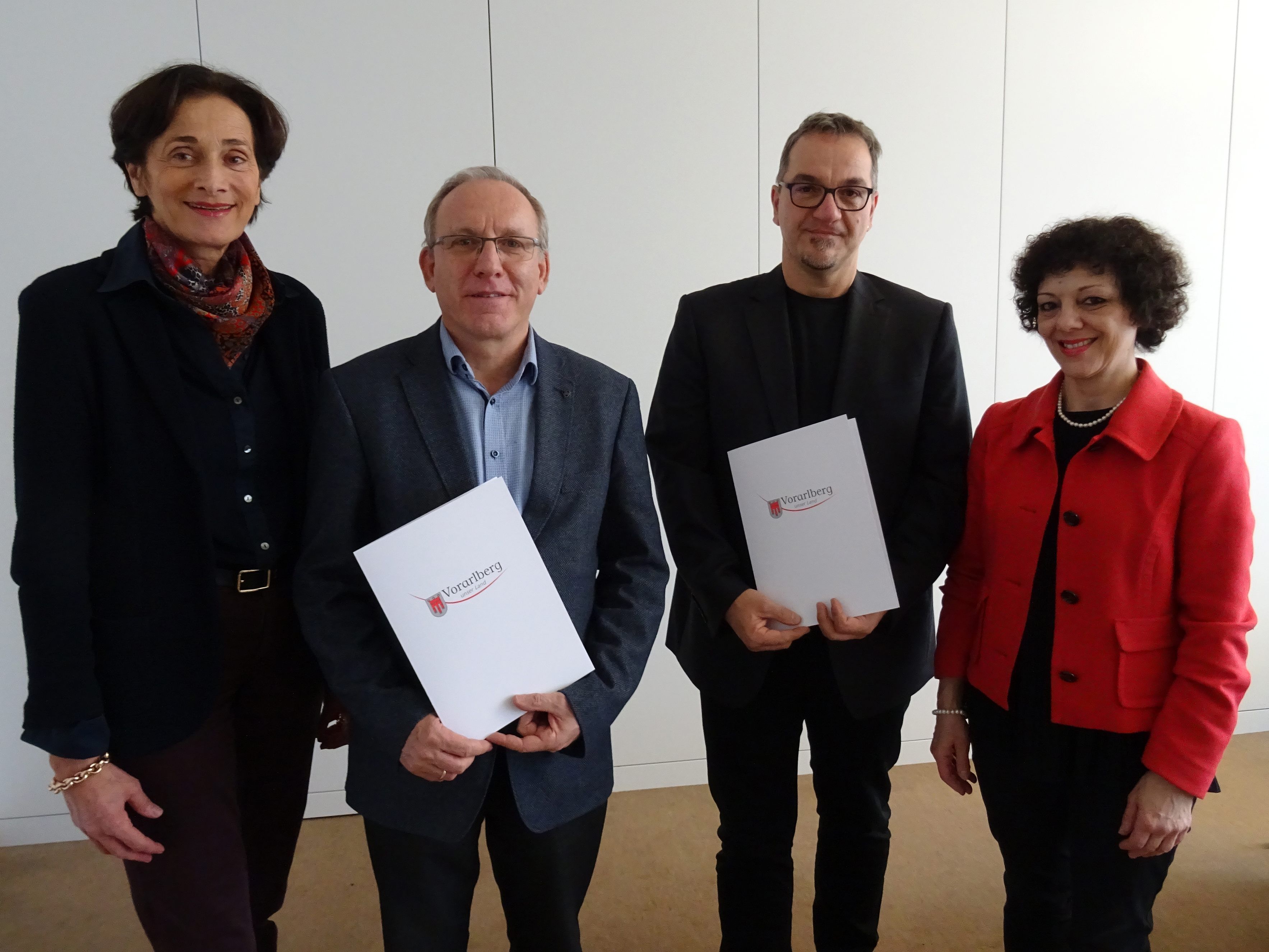 Landesrätin Bernadette Mennel und Landesschulratsdirektorin Evelyn Marte-Stefani gratulieren Christian Kompatscher und Ivo Walser bei der Dekretsübergabe