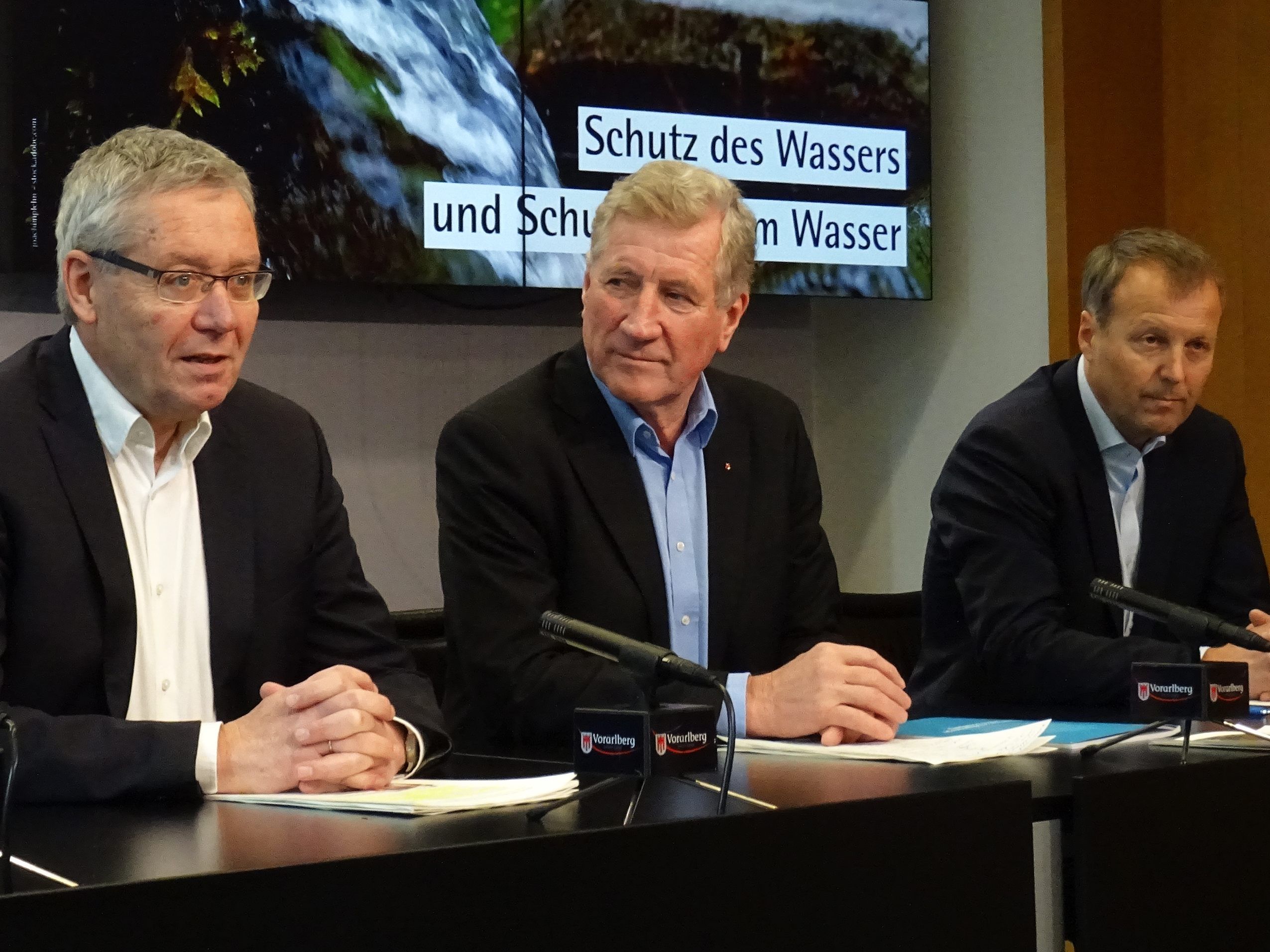 Landesstatthalter Karlheinz Rüdisser, Landesrat Erich Schwärzler und der Vorstand der Abteilung Wasserwirtschaft, Thomas Blank, im Pressefoyer