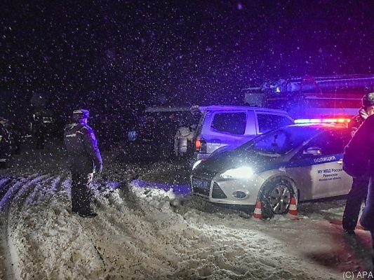 Die Polizei sperrte die Straßen beim Unglücksort ab