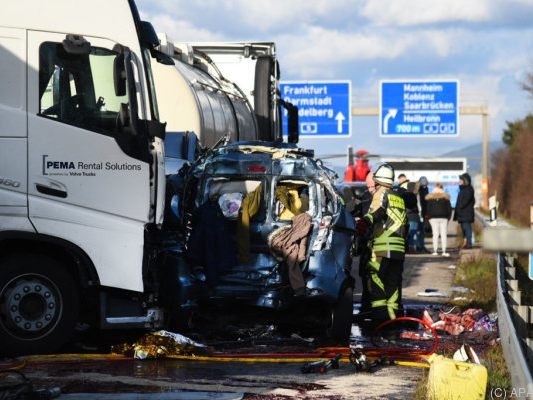 Ein Lastwagen schob zwei Autos unter einen anderen Lastwagen
