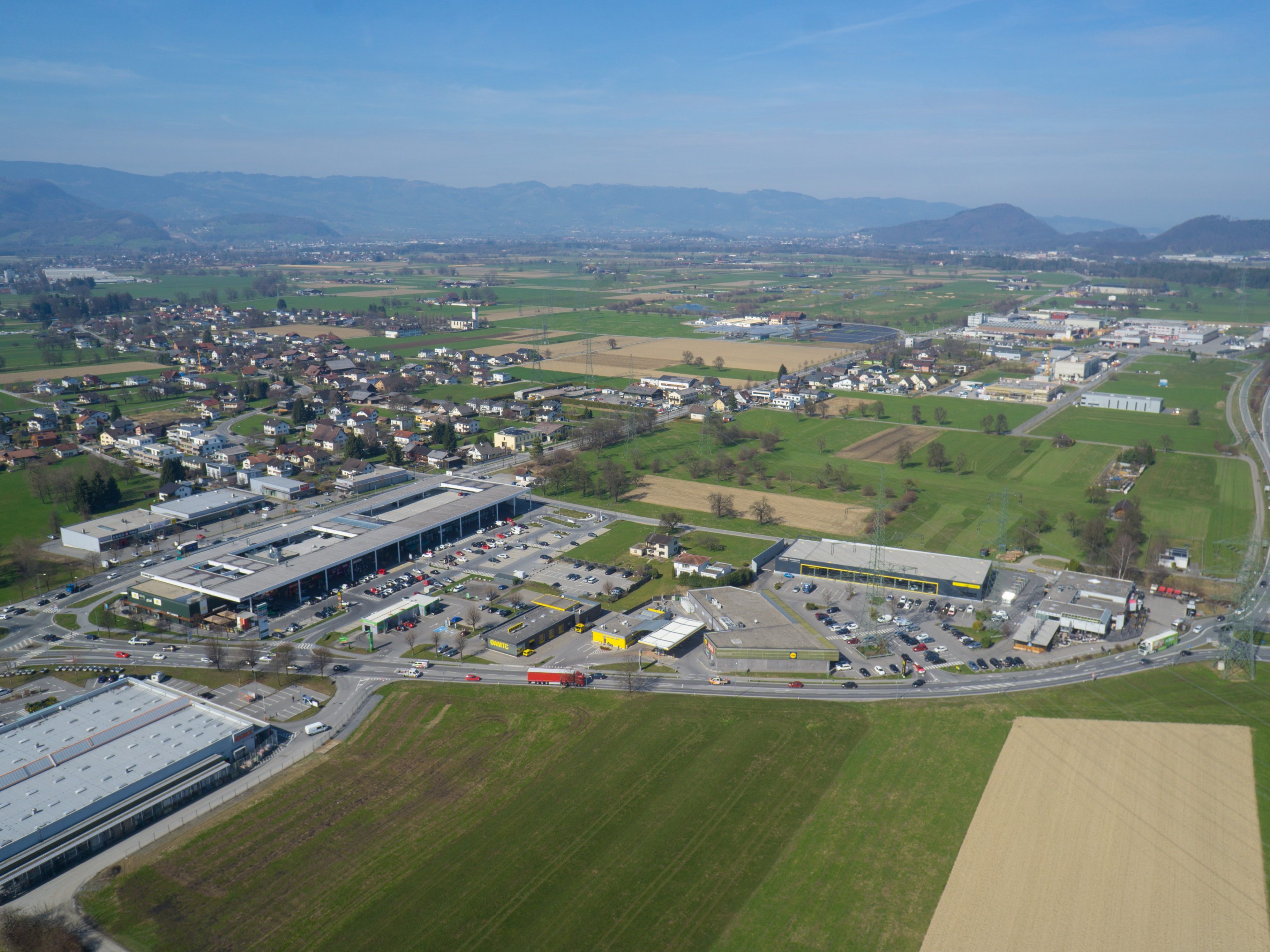 38-Millionen-Projekt: Studie am Tisch.
