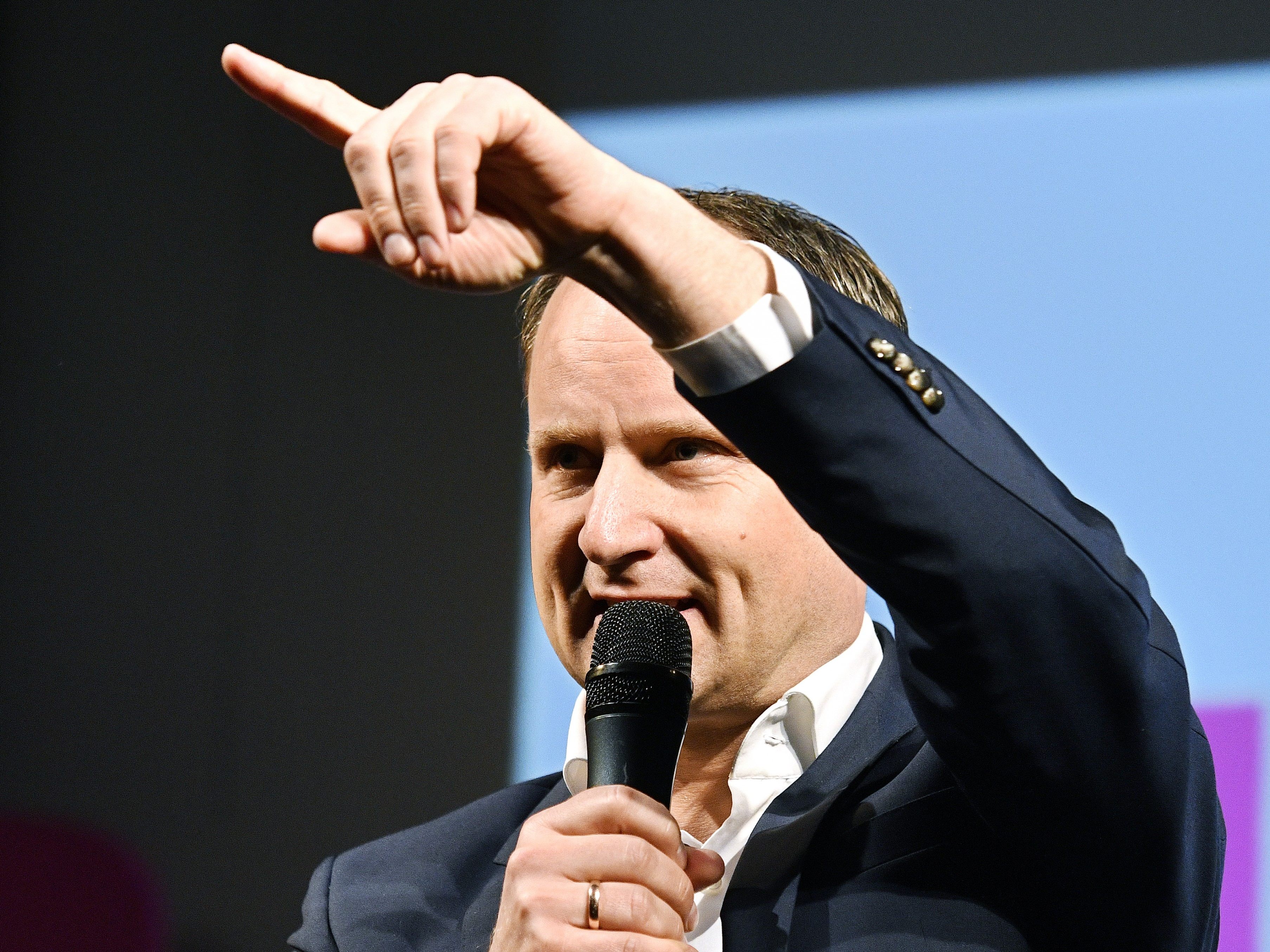 NEOS-Strolz: fordert von der schwarz-blauen Regierung "cojones".