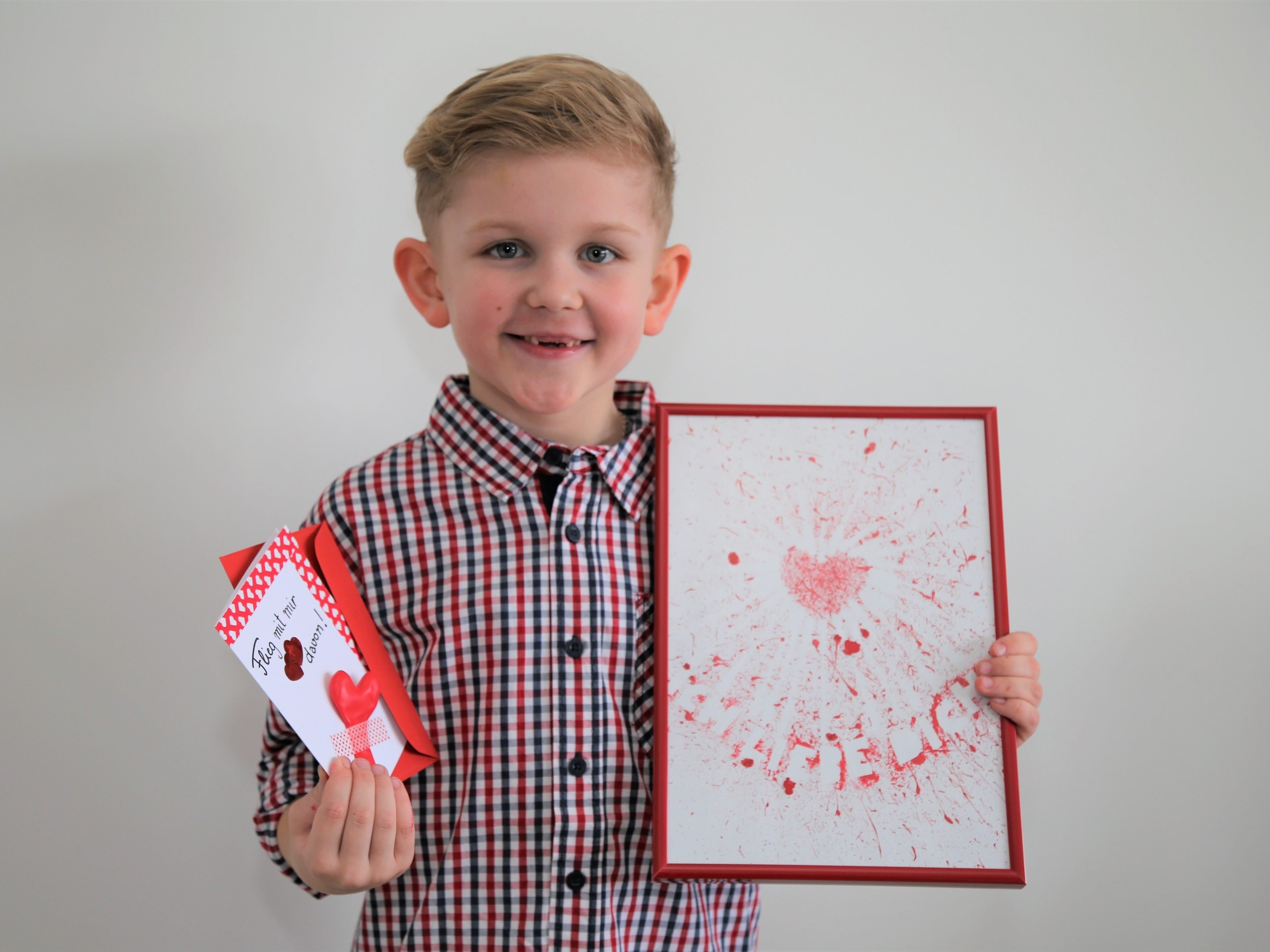 Stolz präsentiert Jason Durell seine Valentinstagpresente.
