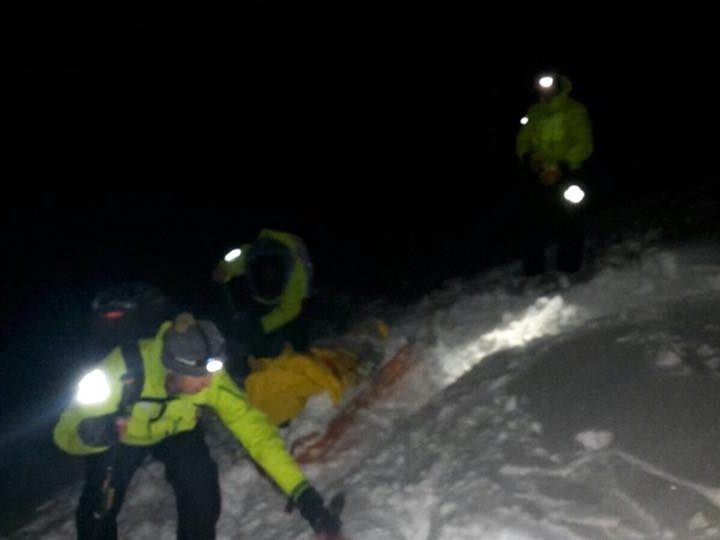 Ein Snowboarder musste aus einem Tobel gerettet werden.
