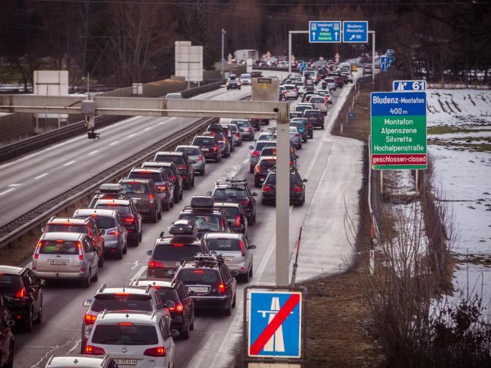 Urlauberschichtwechsel, Tagesskigäste und Grenzwartezeiten sorgen für Verzögerungen