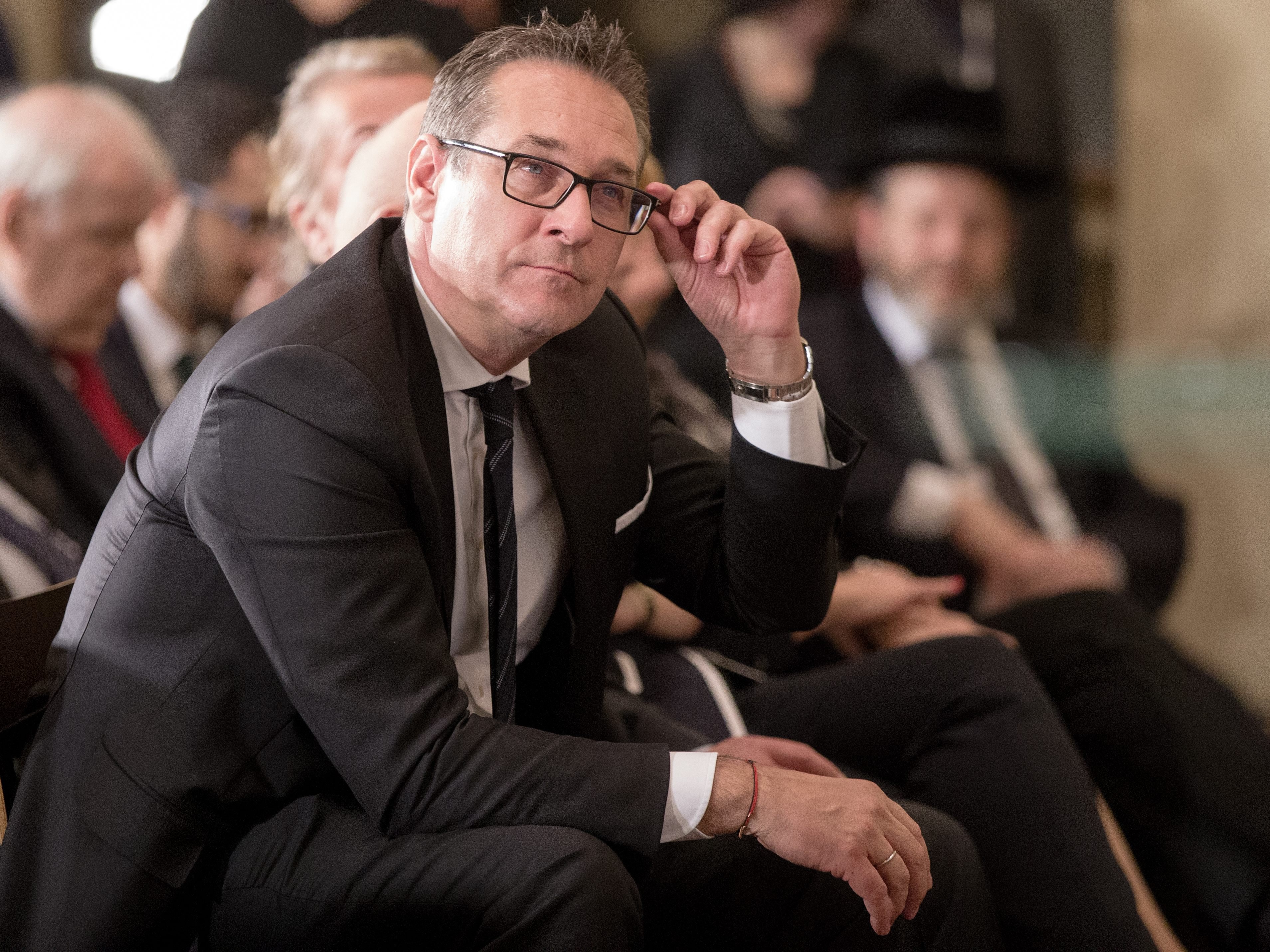 Als Zeichen der Verbundenheit trägt Strache oft eine serbische Brojanica. Auch im Interview spricht sich Strache klar pro Serbien aus.