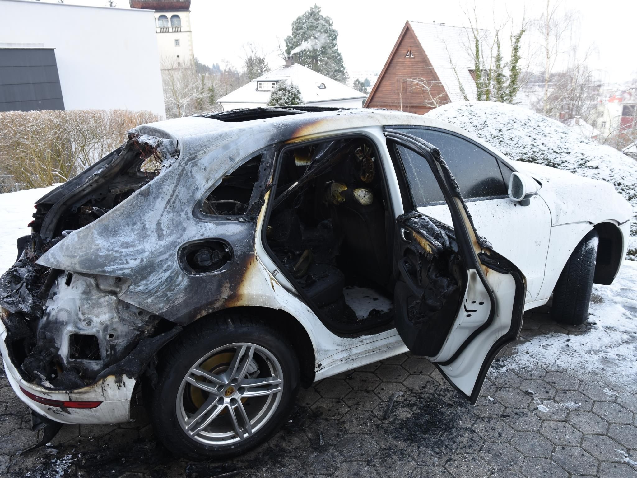 Das Auto brannte komplett aus.