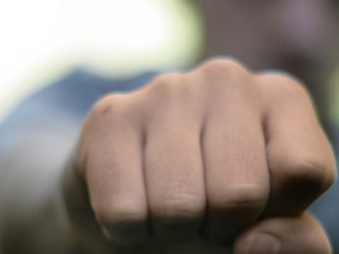 Mann bei Attacke schwer verletzt.
