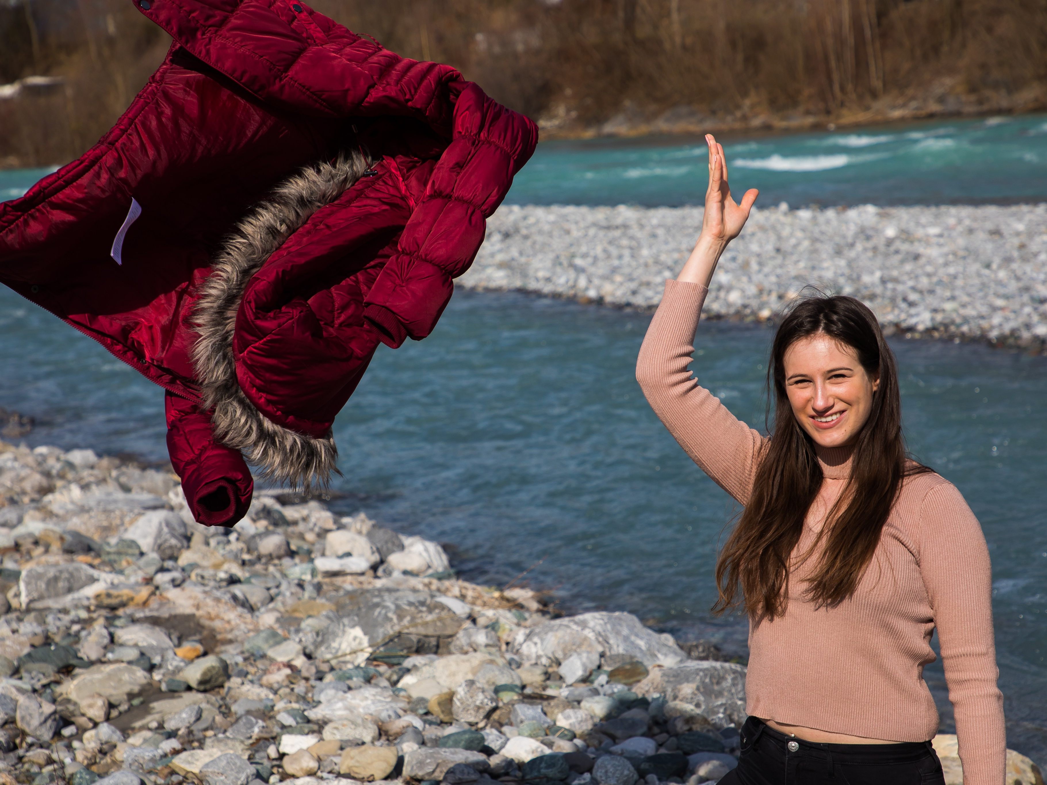 Anna aus Nüziders wird schonmal die Winterjacke los: Am Dienstag kann es erstmals über 20 Grad warm werden.