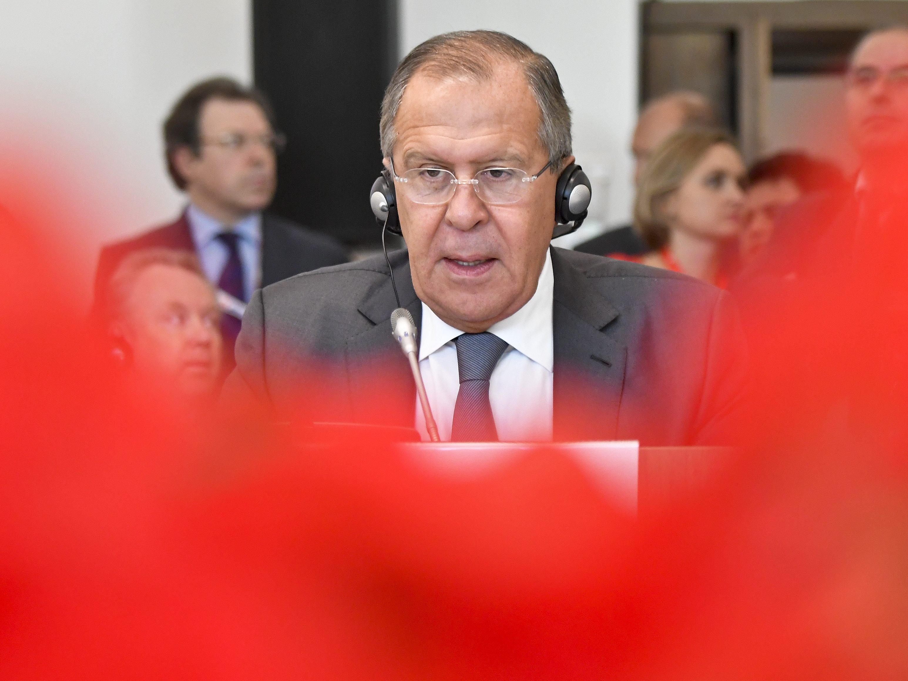 Der russische Außenminister Sergej Lawrow kündigt die Ausweisung von 60 US-Diplomaten an.
