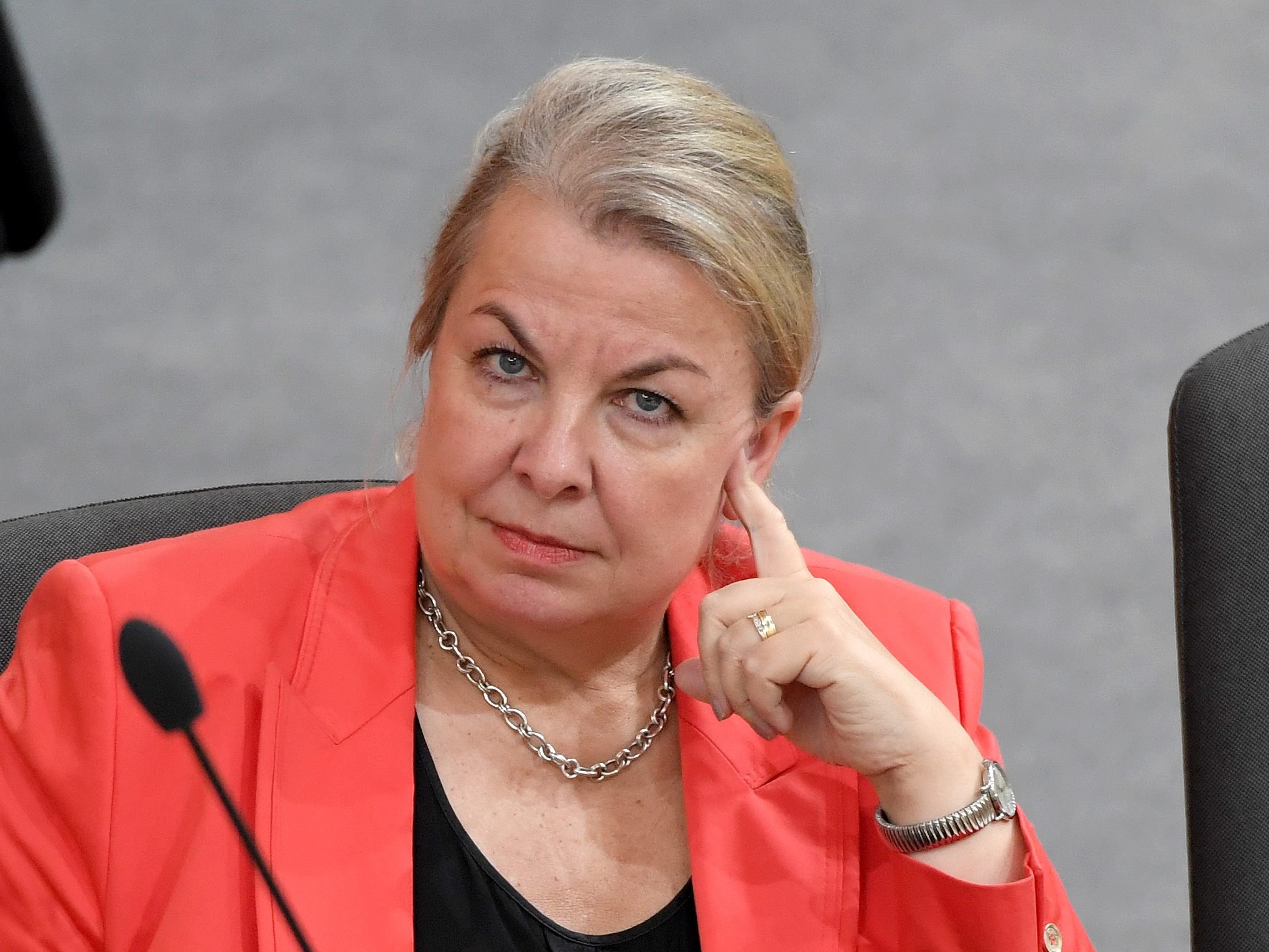 Gesundheitsministerin Hartinger-Klein hat eine klare Meinung zum Nichtraucherschutzgesetz.