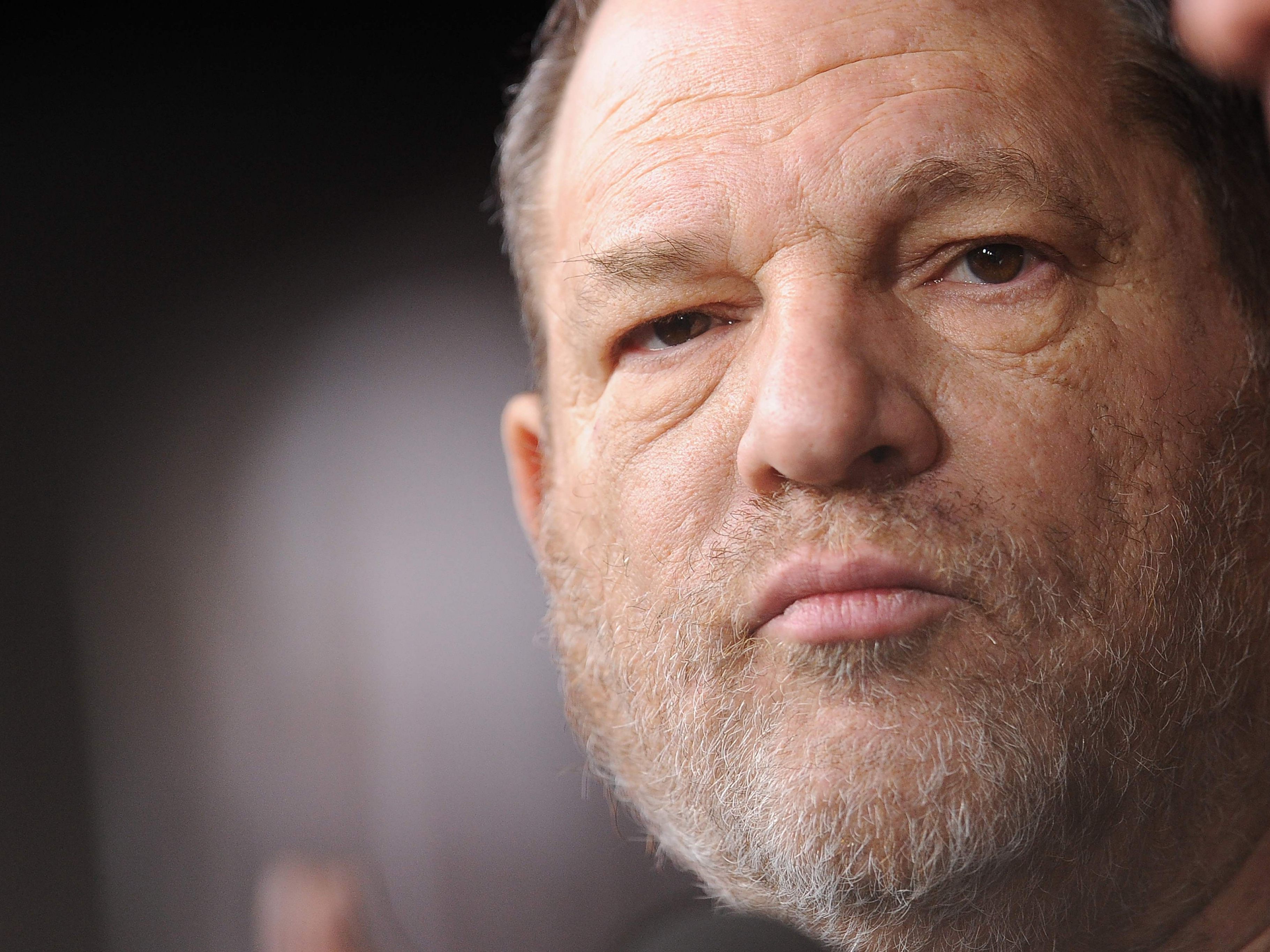 Hunderte Frauen werfen Weinstein sexuelle Belästigung vor.