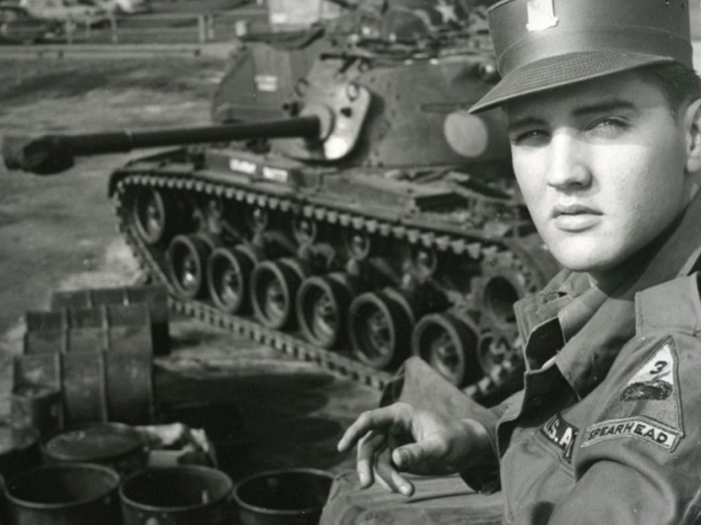 24.03.1958: Der Rock-'n'-Roll-Star Elvis Presley wird zur US-Armee nach Deutschland einberufen und in Friedberg stationiert.