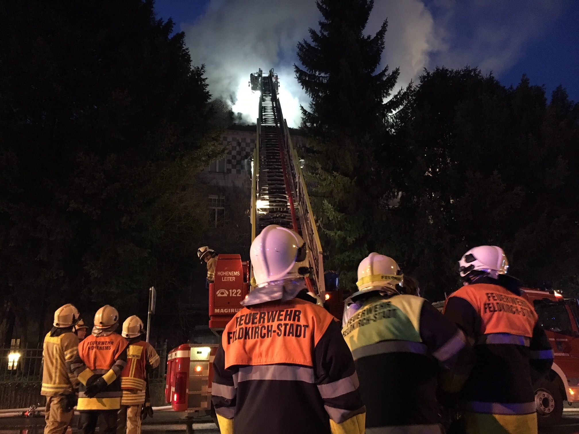 Freitagfrüh geriet ein Dachstuhl in Feldkirch in Vollbrand.