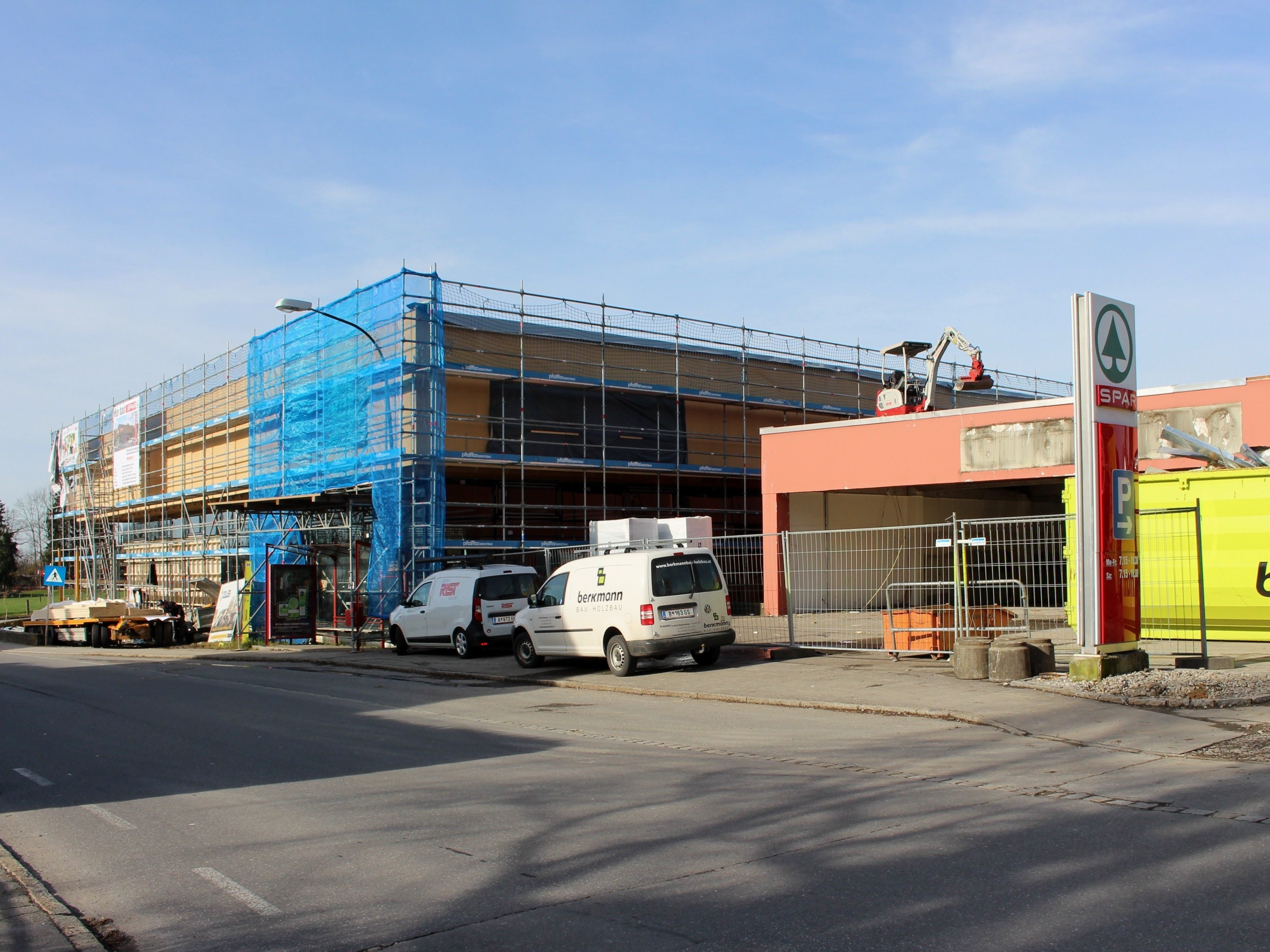 Anfang Jänner 2018 wurde der alte „SPAR“ abgebrochen. Der neue SPAR-Supermarkt im Alberloch soll Ende April eröffnet werden.