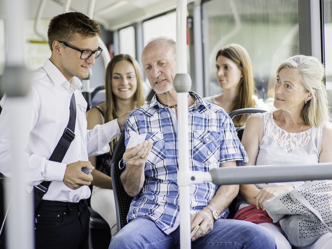 Wer in Bussen und Bahnen in Vorarlberg schwarz fährt, muss in Zukunft mit einem höheren Bussgeld rechnen.