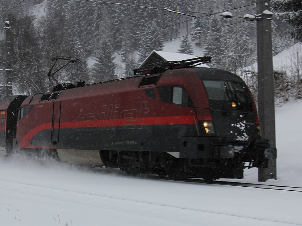 Ein RAiljet der ÖBB in Strengen am Arlberg.