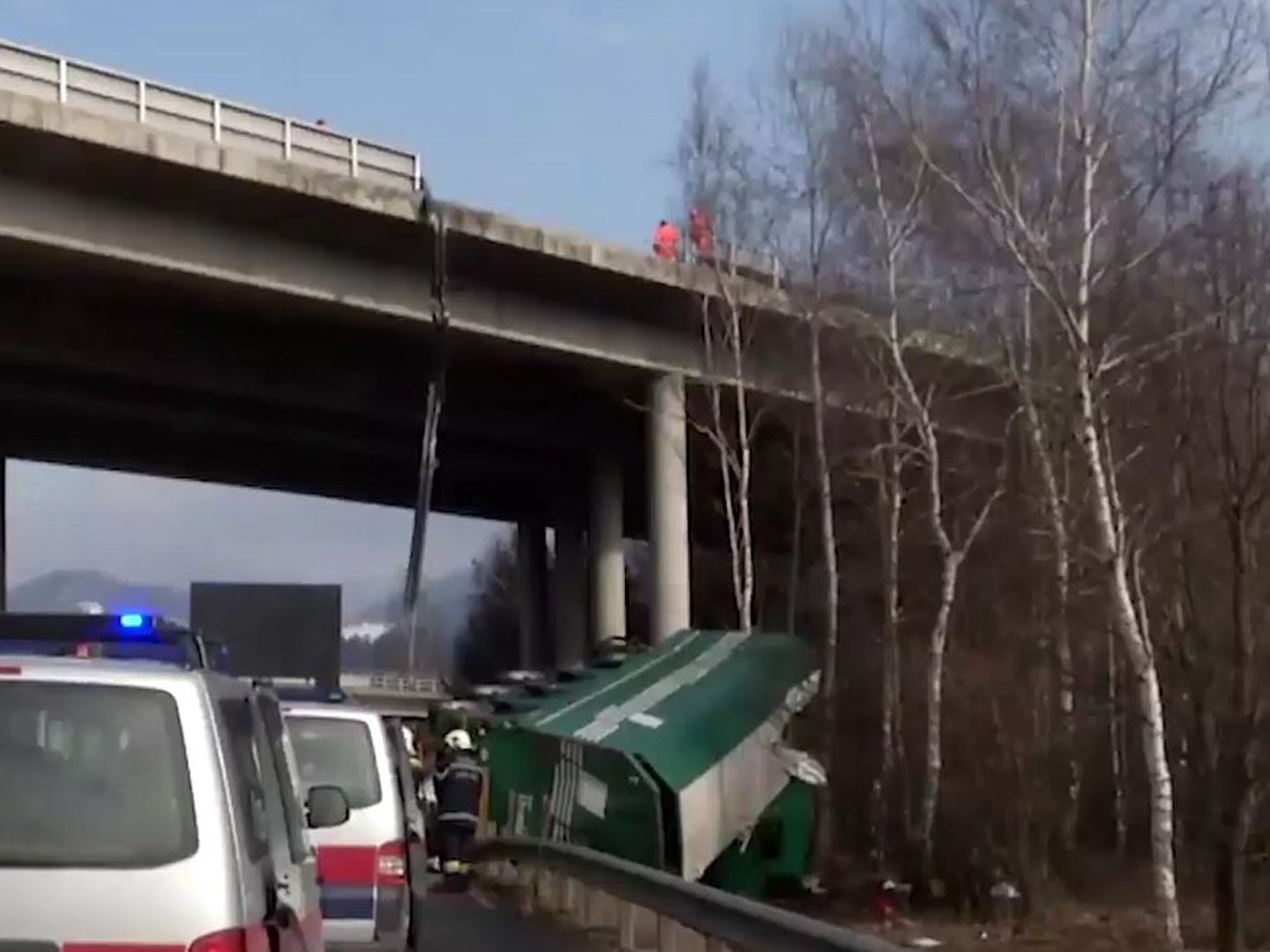 Der Lkw stürzte etwa 20 Meter in die Tiefe.