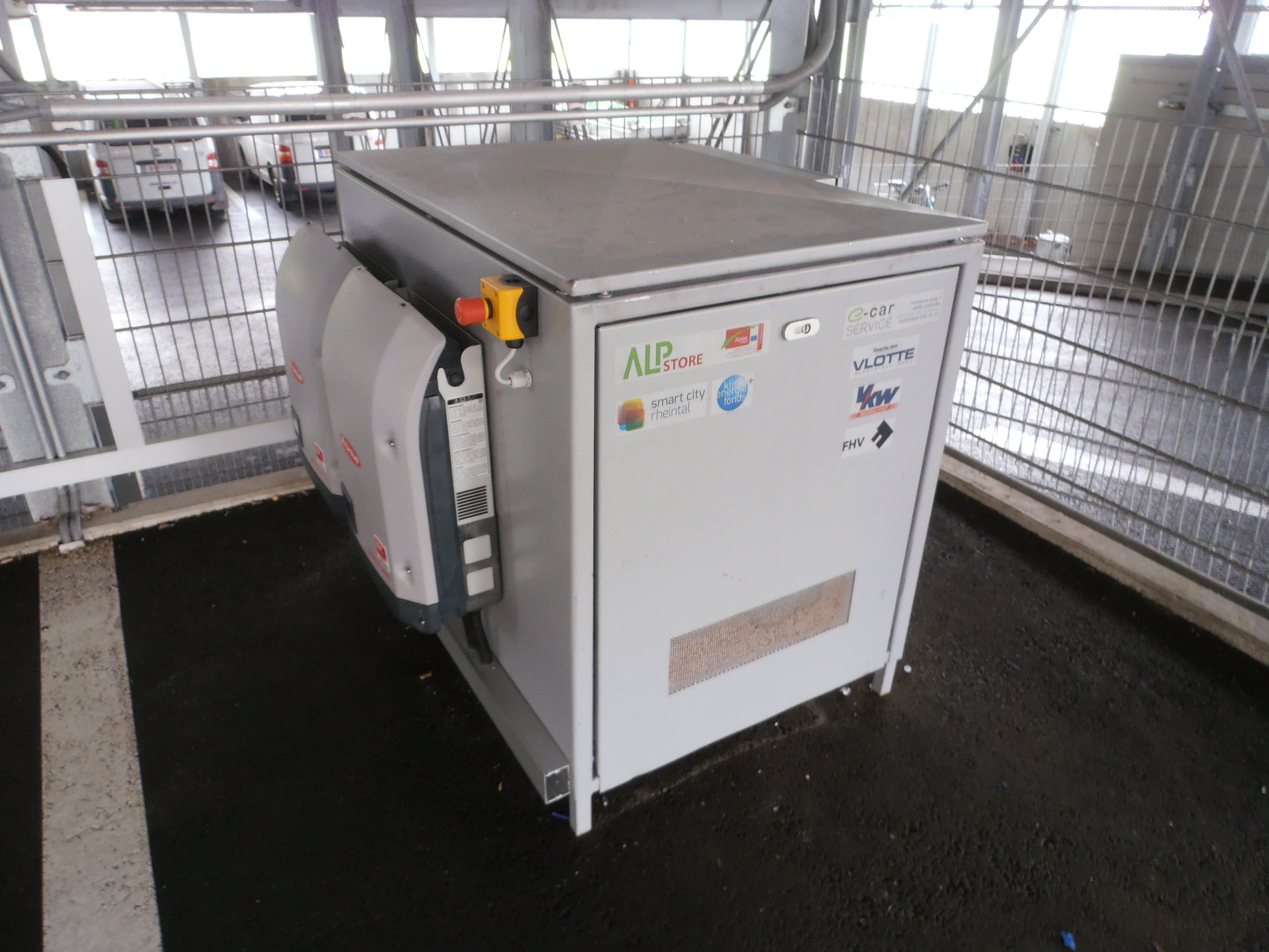 Aufbau eines stationären Batteriespeichers in dem zwei Autobatterien eines Think City verbaut wurden.