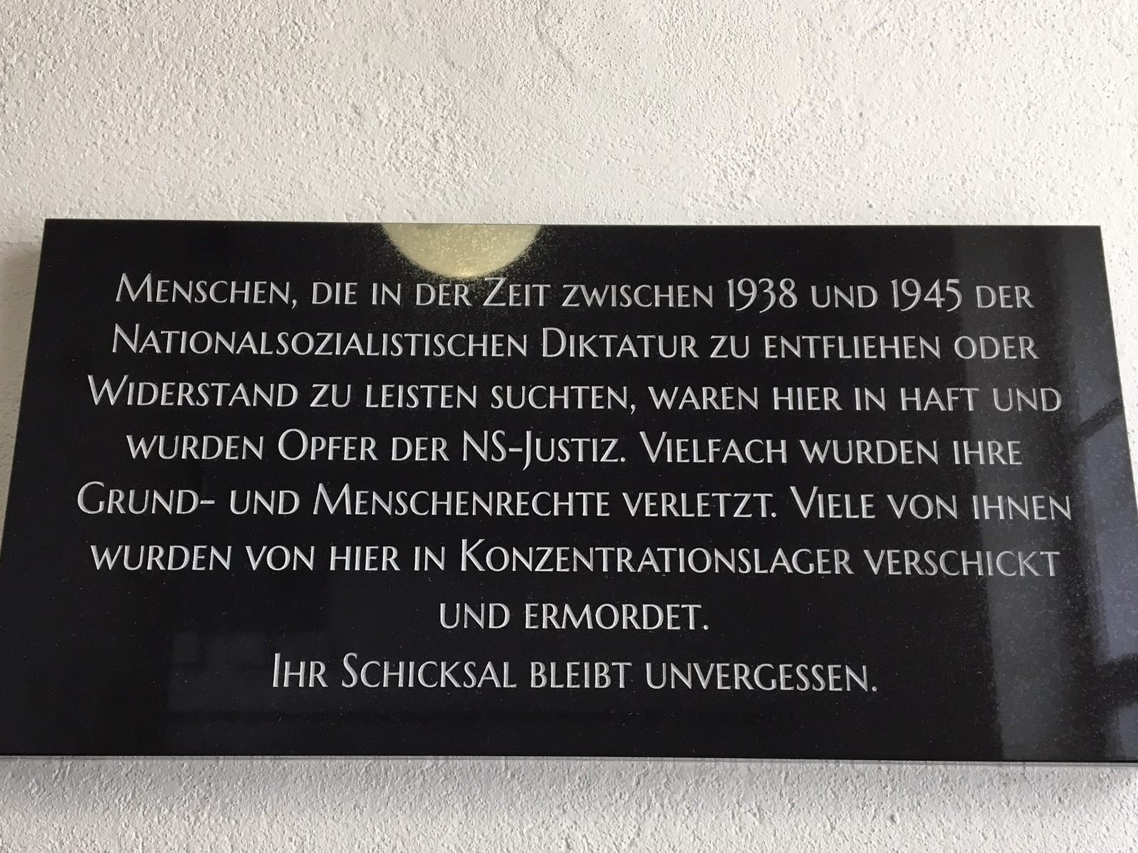 Der Text der Gedenktafel im Landesgericht Feldkirch.