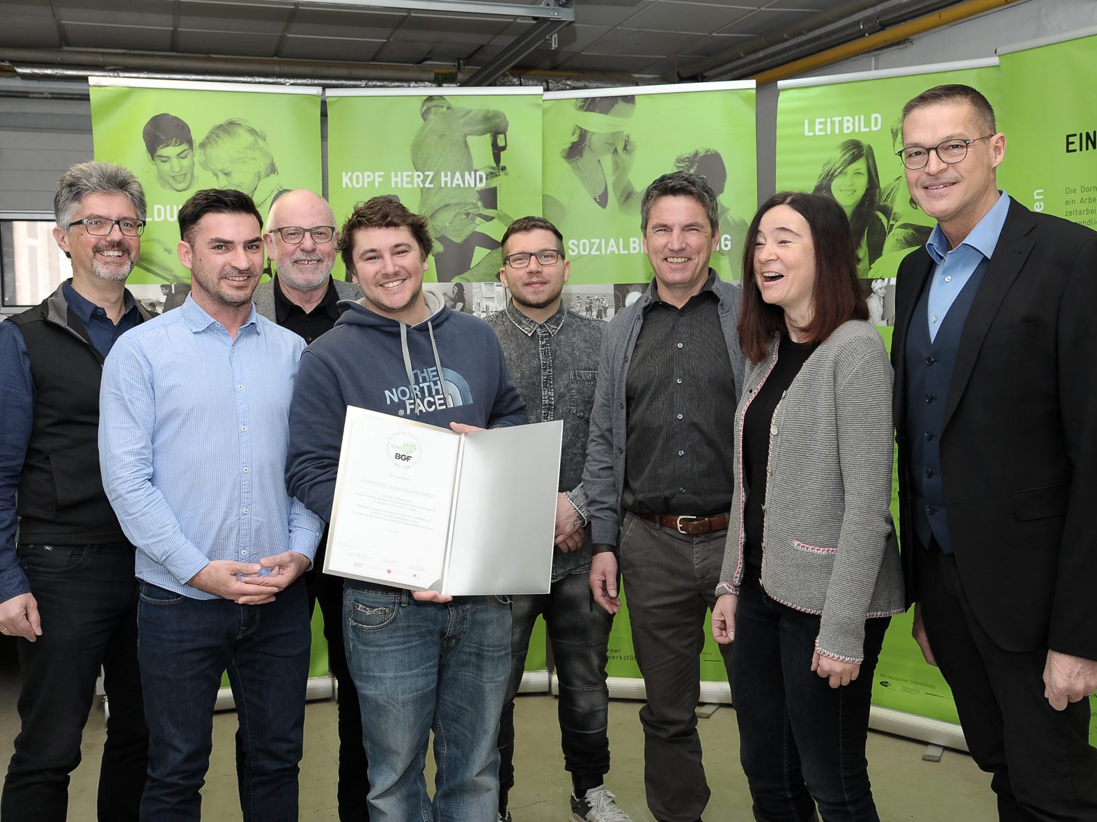Landesrat Christian Bernhard überreichte am Dienstag in Dornbirn die Auszeichnung und gratulierte.