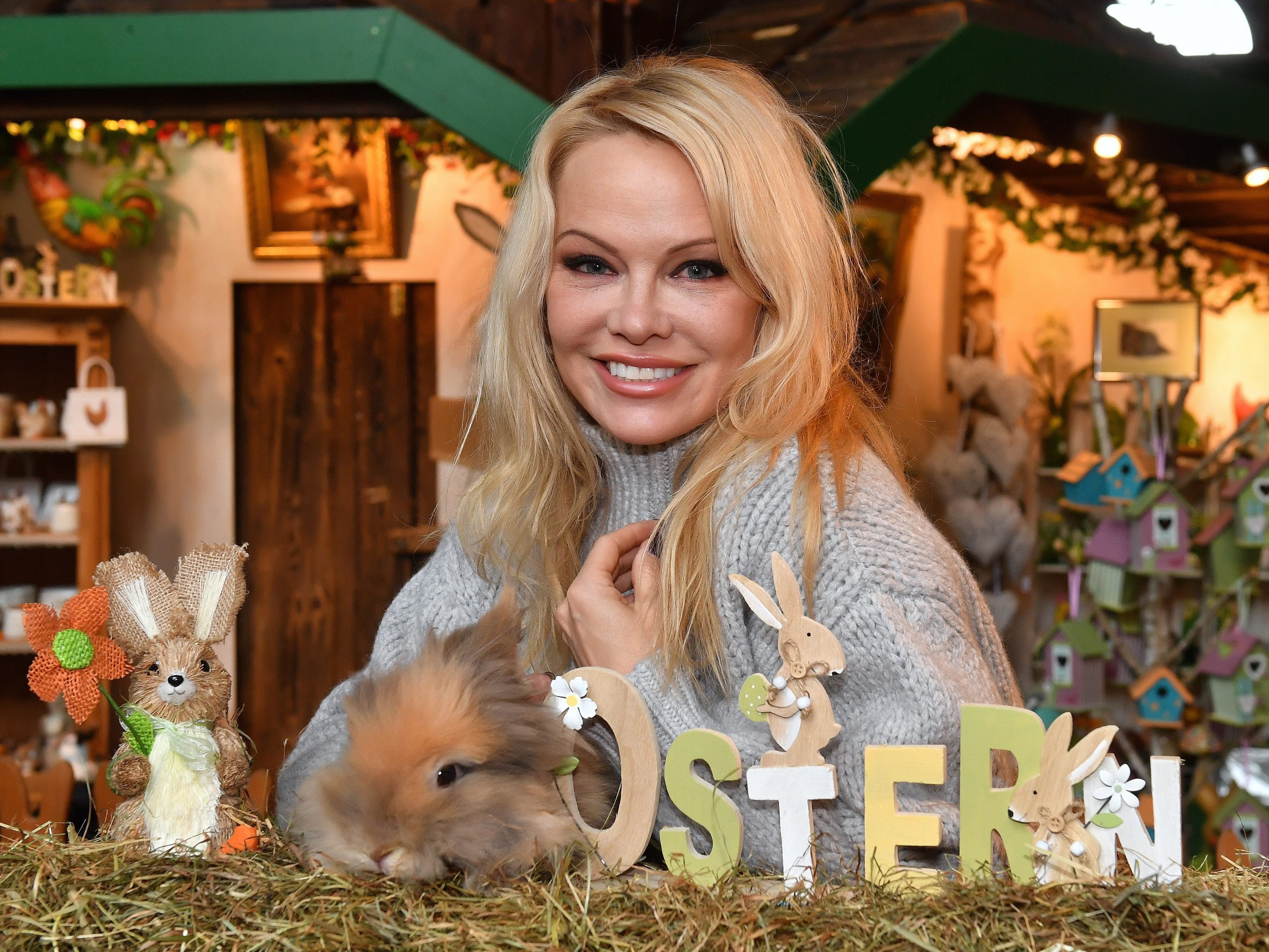 Pamela Anderson zeigte sich auf Gut Aiderbichl als sehr tierfreundlich.