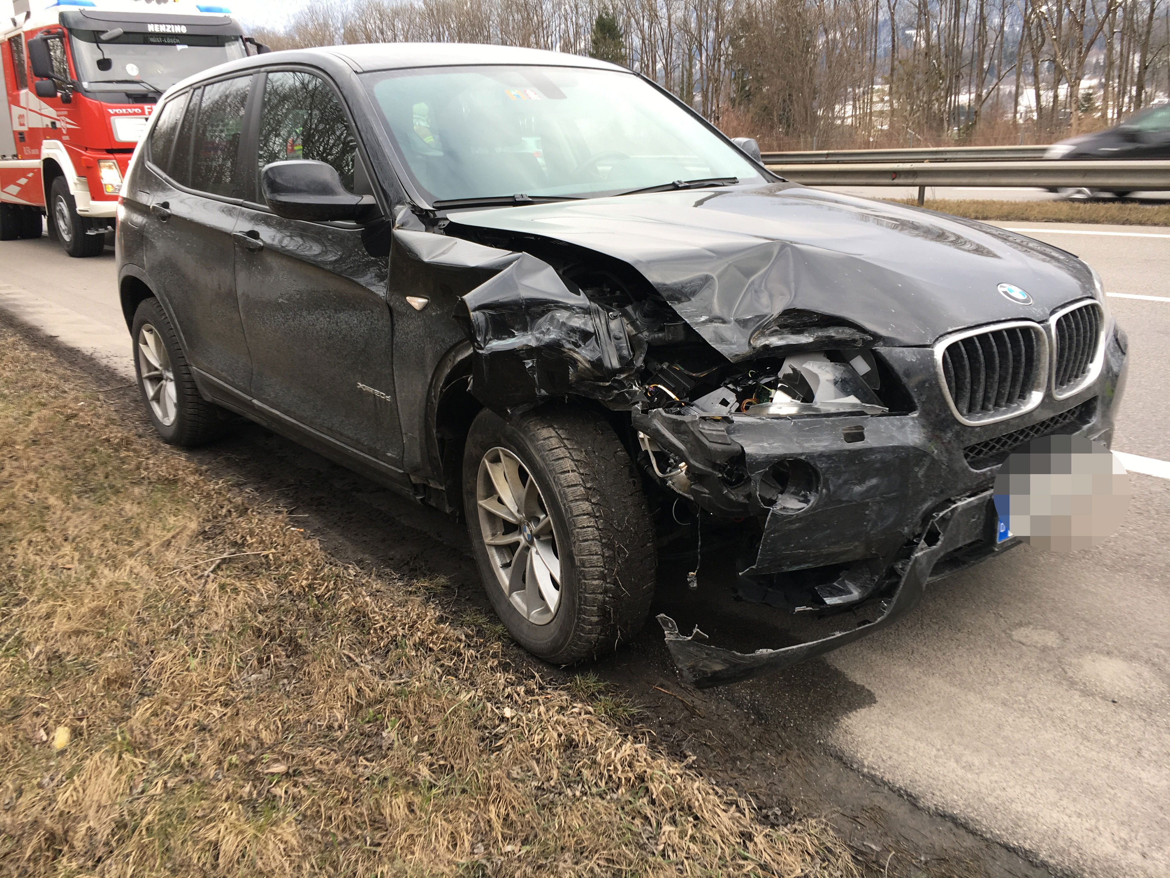 Drei Personen wurden verletzt.