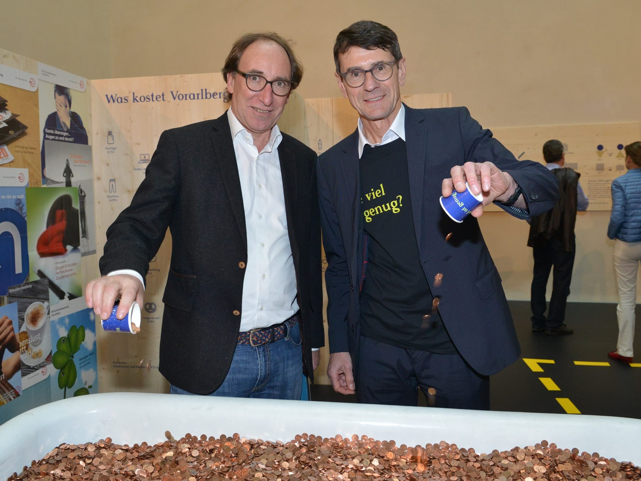 Eine Badewanne voller Geld ist Teil der Ausstellung.