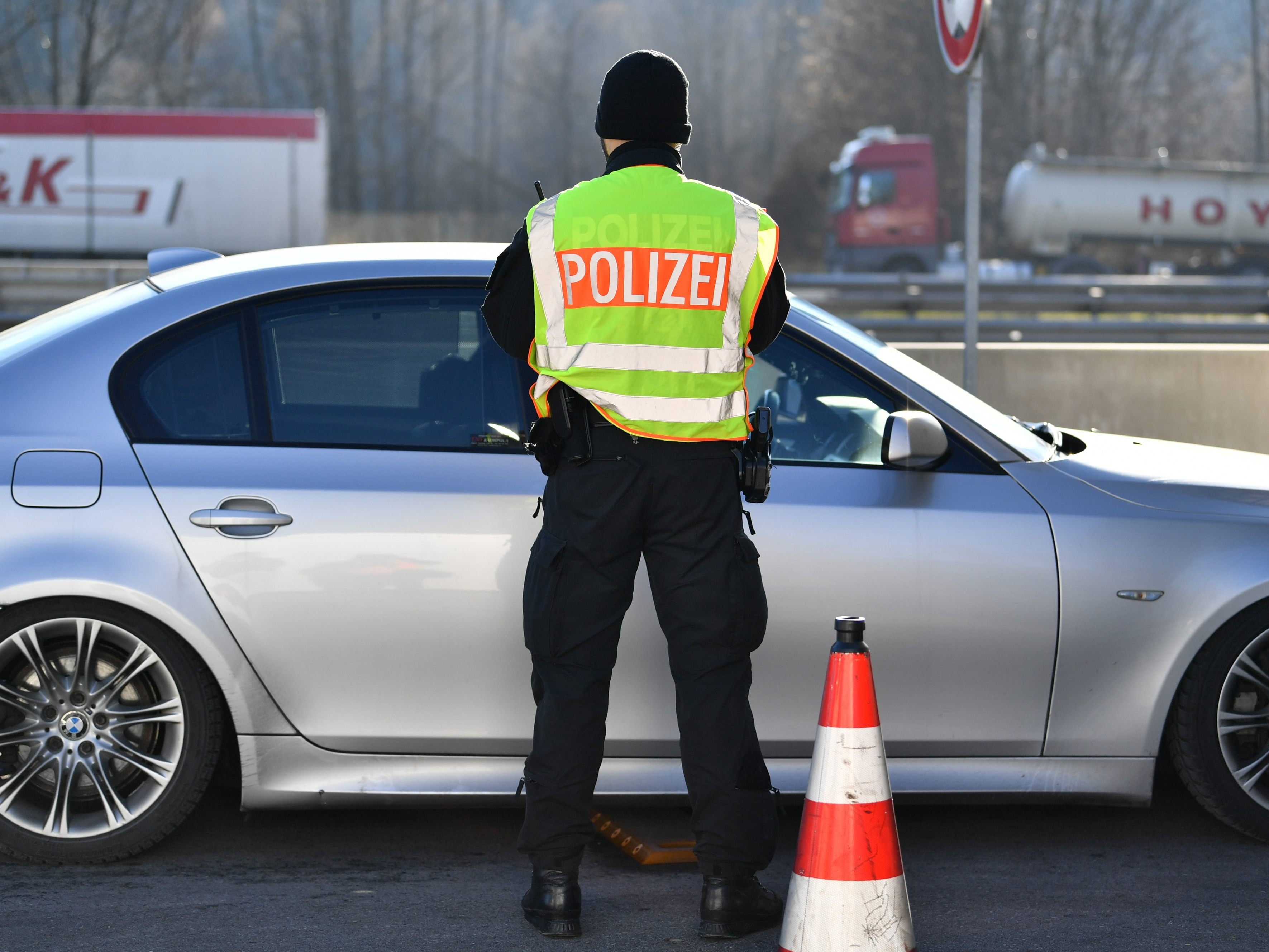Ein Polizeibeamter kontrolliert einen Pkw.