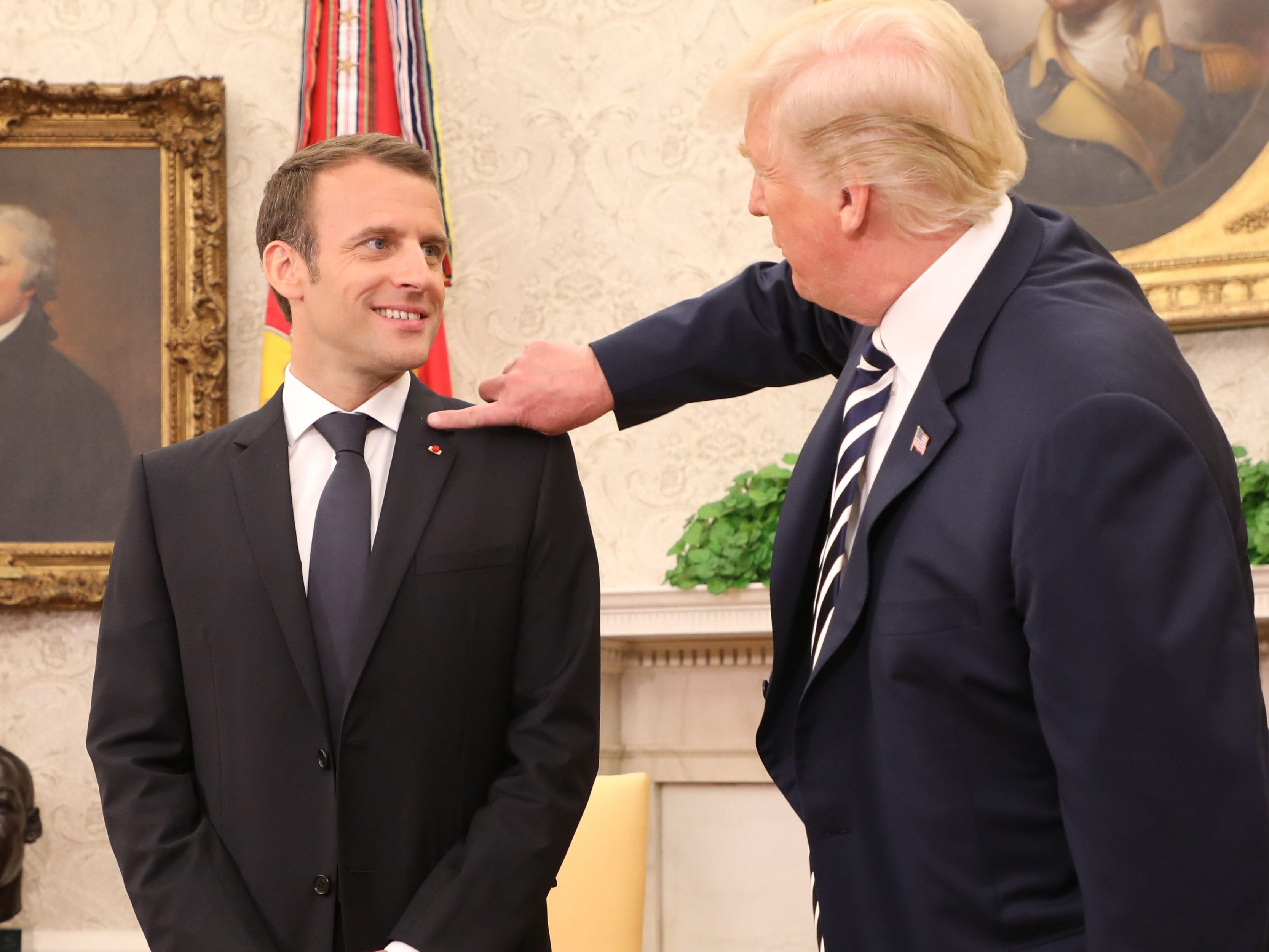 Trump wischte Macron die Schuppen von der Schulter.