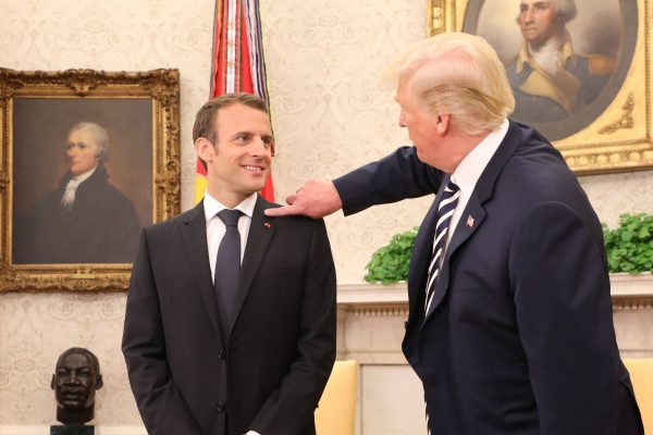 Trump wischte Macron die Schuppen von der Schulter.